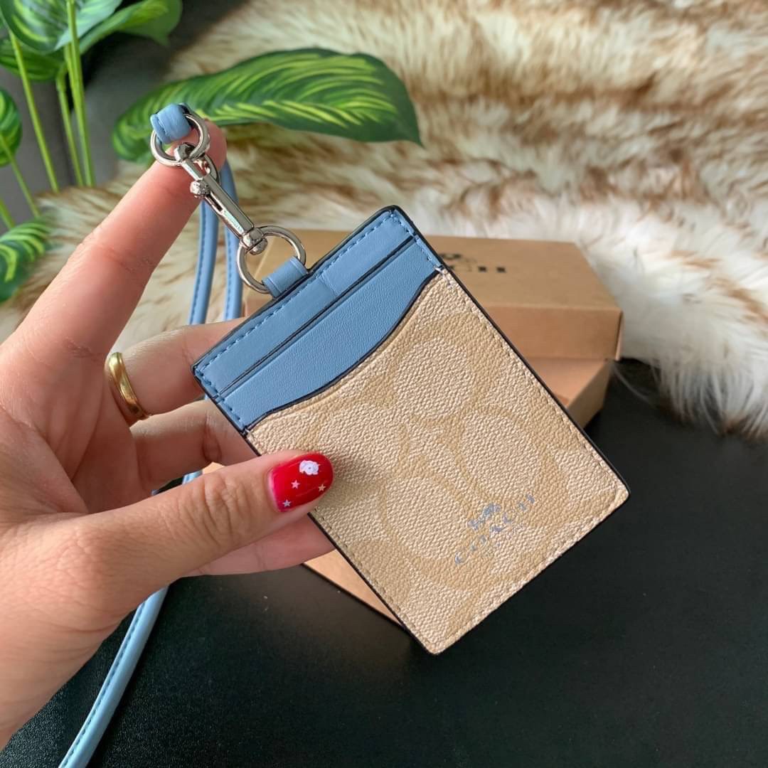 COACH F63274 ID LANYARD IN SIGNATURE COATED CANVAS กระเป๋าใส่บัตรคล้องคอ ลาย C ทั้งใบ ด้านหน้าตกแต่งชื่อแบรนด์ สวยมากกก ใส่บัตรพนักงาน และบัตรต่างๆ มาพร้อมสายคล้องคอ สายถอดออกได้ ตัวกระเป๋ามี 3 ช่องค่ะ