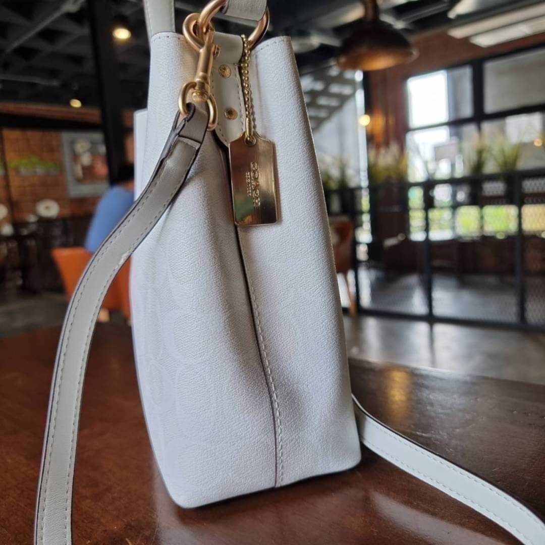 COACH 2312 SMALL TOWN BUCKET BAG IN SIGNATURE CANVAS รุ่นยอดนิยมใบเล็กมาครบสีแล้วจ้า กระเป๋าทรงบัคเก็ต สีผู้ดี๊ผู้ดี ตัวกระเป๋าดีไซน์คลาสสิคลายซี ดูโดดเด่น วัสดุหนังแคนวาสเคลือบลาย สวยคมทุกมุมจริงๆ!! เปิด-ปิดด้วยกระดุมแม่เหล็กทั้ง 2 ฝั่ง ภายในเป็นช่องโล่ง