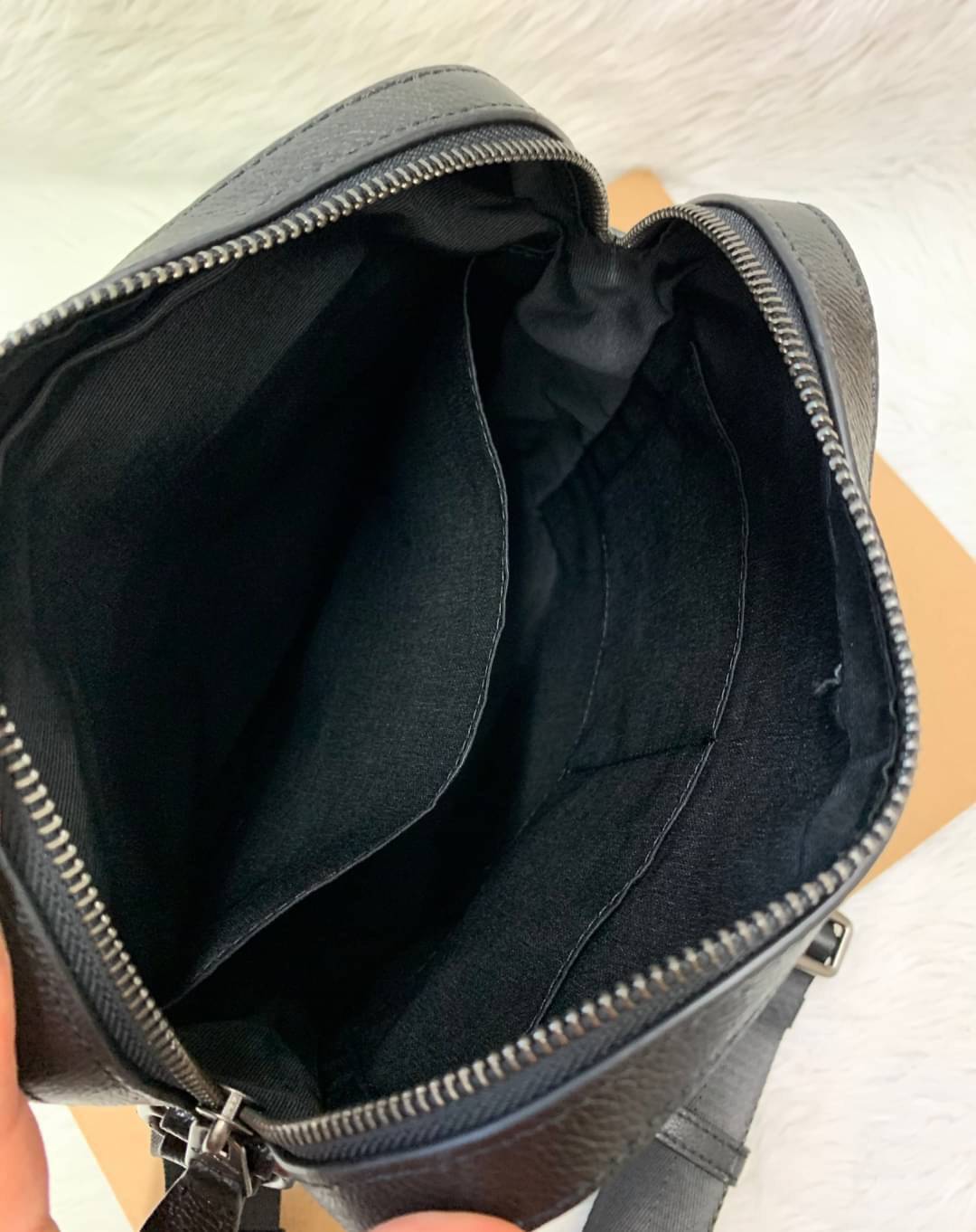 COACH HOUSTON FLIGHT BAG Calf Leather Black Smooth calf leather พร้อมส่งอีกครั้ง! กระเป๋าสะพายแบบครอสบอดี้ร์ของคุณผู้ชาย หนังแท้ ลายหนังสวย ด้านหน้ามีช่องซิปให้หนึ่งช่อง ช่องหลักกว้างใส่สัมภาระได้จุค่ะ พร้อมช่องเล็กใส่ของจุกจิกอีก3ช่องค่ะ สายสะพาย