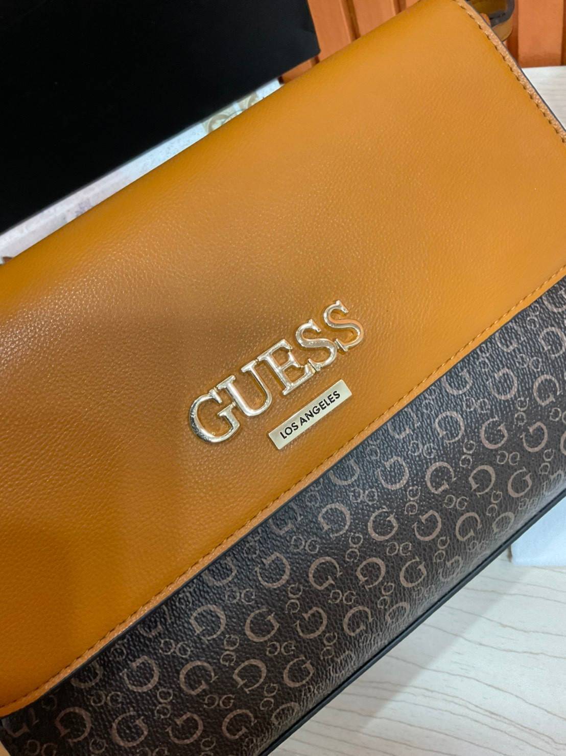 ของแท้ 💯% 】Guess Brit Crossbody Bag in Charcoal Signature Faux Leather and G Monogram Print with Black Leather Flap - Women's Sling Bag กระเป๋าสะพาย Crossbody ทรงเหลี่ยม รุ่นยอดนิยมอีกรุ่นหนึ่งของ Guess ตัวหนังคือดีงามทรงสวย หนังนิ่มน่าใช้มาก