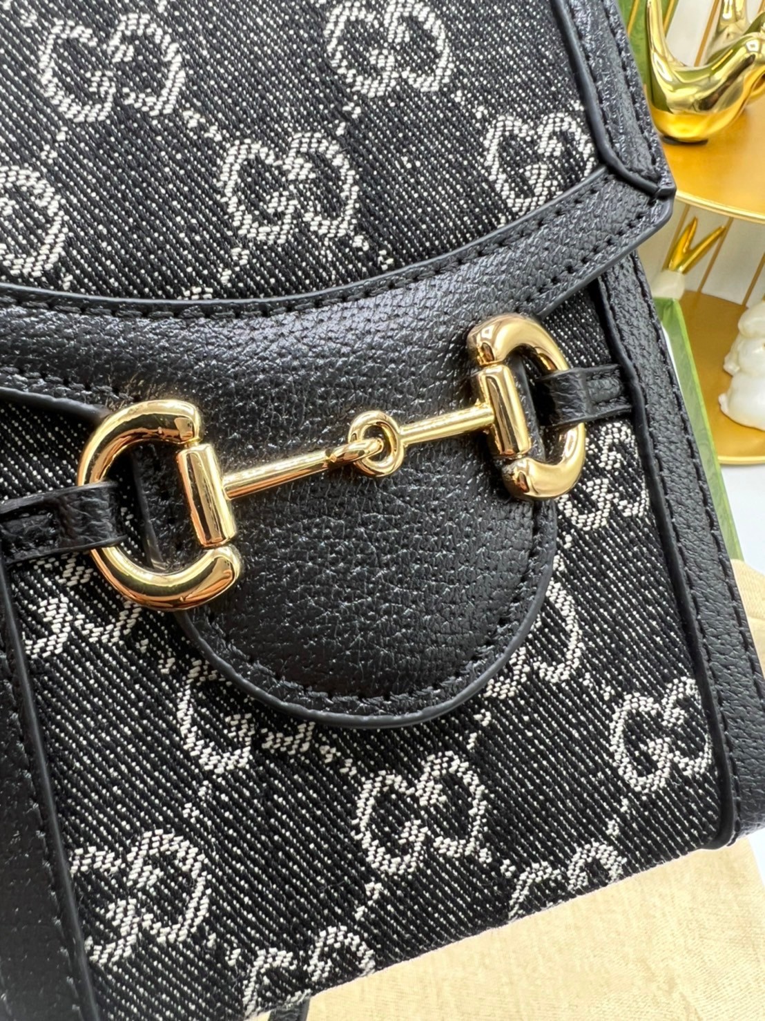 Gucci Horsebit 1955 mini bag / Gucci Phone Bag เกรดใช้งานสลับใบจริงได้ ออริจินอล รุ่นยอดฮิต ไซส์มินิ ที่ใครๆก็ต้องรู้จัก!! กับกระเป๋าขนาดมินิ ได้รับแรงบันดาลใจมาจากดีไซน์ดั้งเดิม ซึ่งแอคเซสเซอรี่นี้โดดเด่นด้วยรายละเอียดดั้งเดิมที่ทันสมัยโดยเน้นที่ฮอร์สบิต