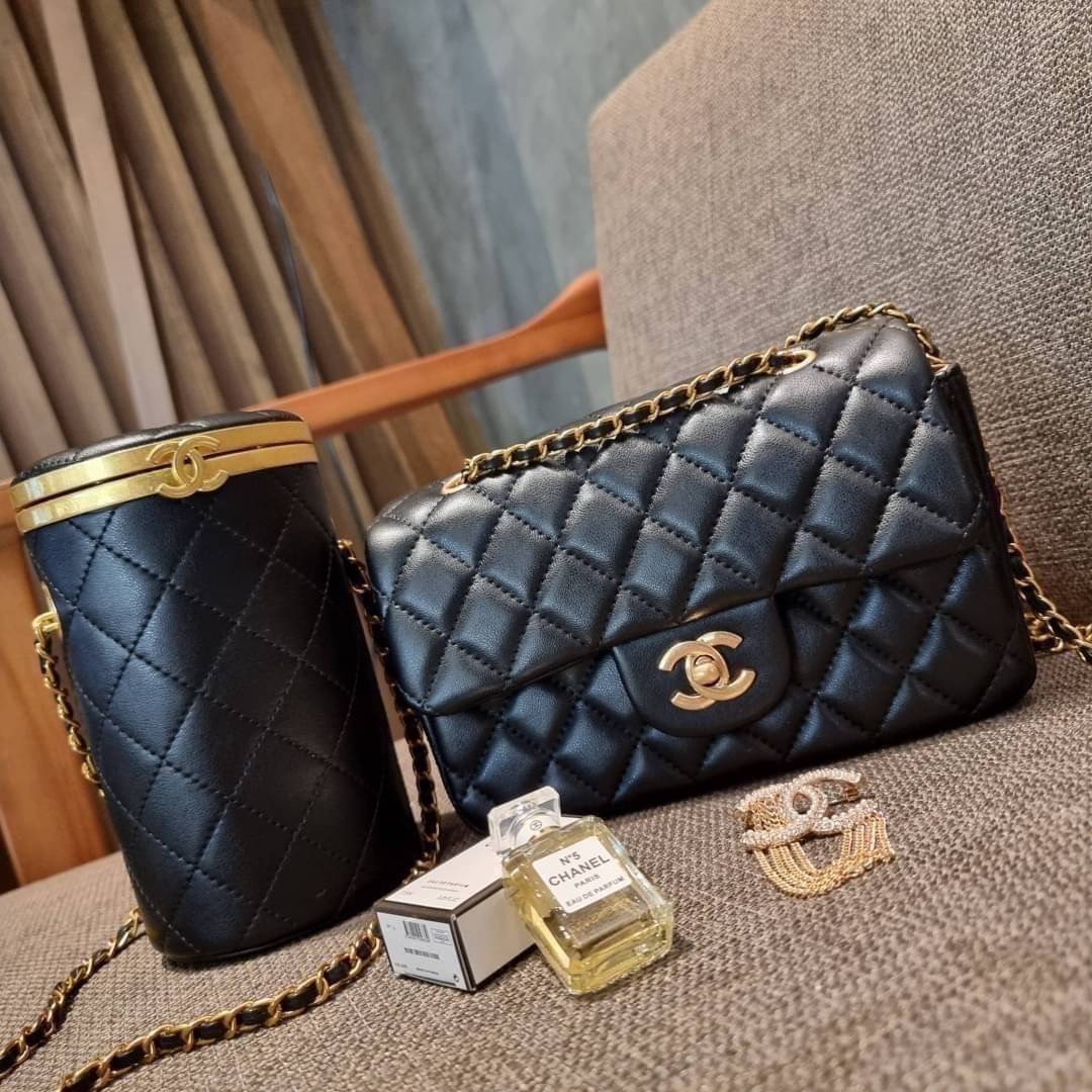 VIP 🥂 เซ็ทคือที่สุดของความคุ้ม CHANEL GIFT BOX SET สุดหรูชวนให้สะสม สุดยอดไอเท็มหายากพร้อมเสิร์ฟครบชุด สุดคุ้ม มาพร้อมกระเป๋าสะพายถึง 2 ใบ สุดหรูลิมิเต็ด หาไม่ได้ง่ายๆ ในคอลเลคชั่นภายในสีทอง และที่พิเศษยังมีน้ำหอมตัวท็อปมาให้อีก chanel no.5 ที่แสน
