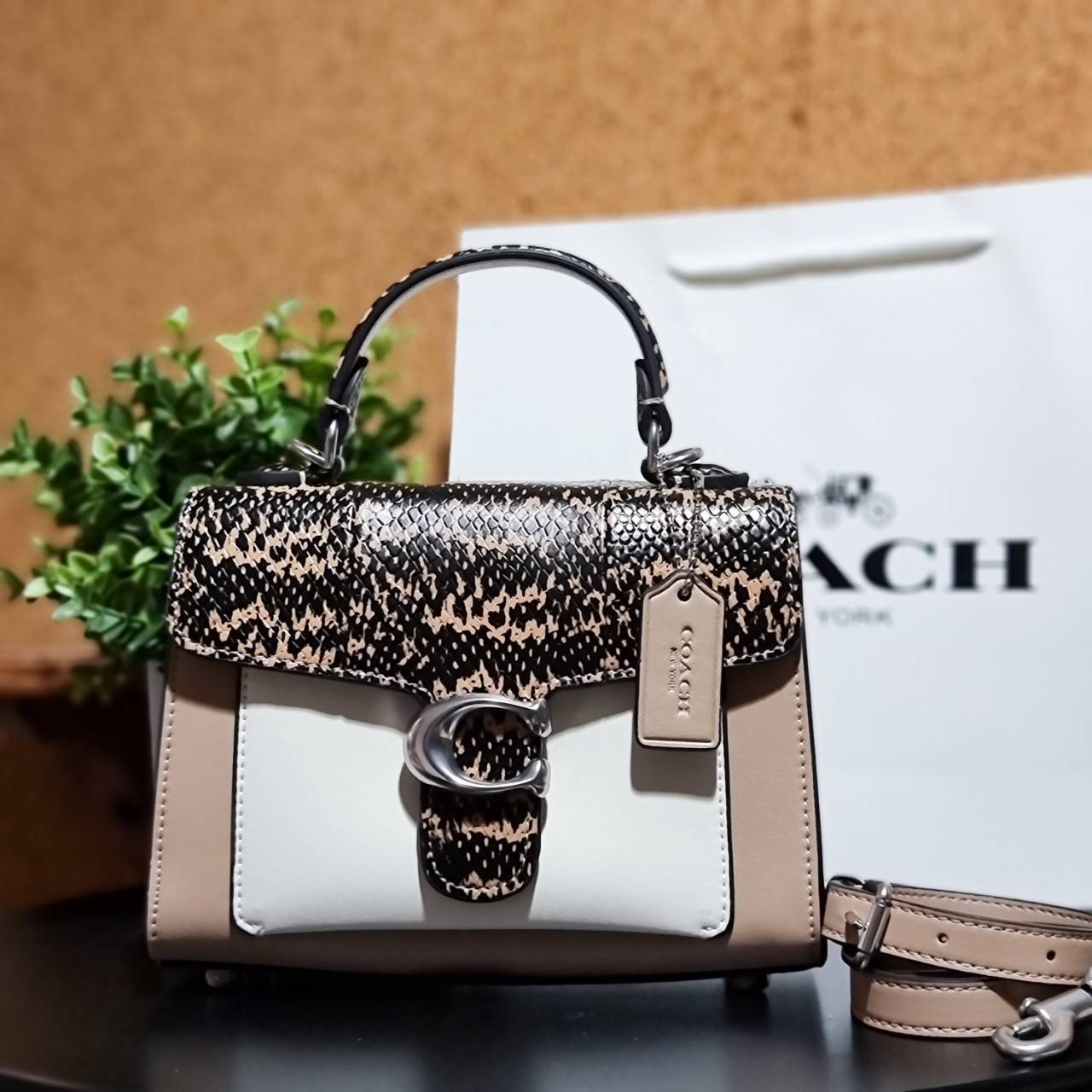 OUTLET 】COACH TABBY TOP HANDLE 20 LEATHER BAG หรูหรามากๆค่ะ สินค้าแนะนำ!! กระเป๋าถือ//สะพายข้างได้ วัสดุหนังแท้อย่างดี หนึ่งใบทำหนัง2แบบได้อย่างลงตัว สวยงาม มีอะไหล่ตัวC ใหญ่ด้านหน้าโดดเด่นหรูมากๆค่ะ 🔺เปิดปิดแบบกดล็อค ภายในมี2ช่องสำหรับใส่ของ สามา