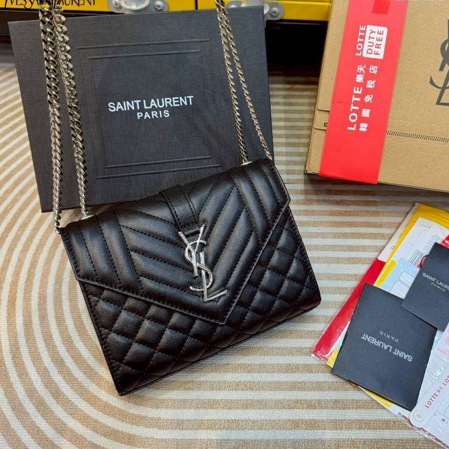 YSL envelope medium in matelassé leather shoulder bag กระเป๋าสะพายไหล่สุดฮอต โทนสีดำขับผิวสวยคลาสสิคตลอดกาล ทรงสวยดีไซน์เรียบหรู ดูติดแกลมสุดๆ โดดเด่นด้วยโลโก้ด้านหน้า เพิ่มดีเทลความผู้ดี