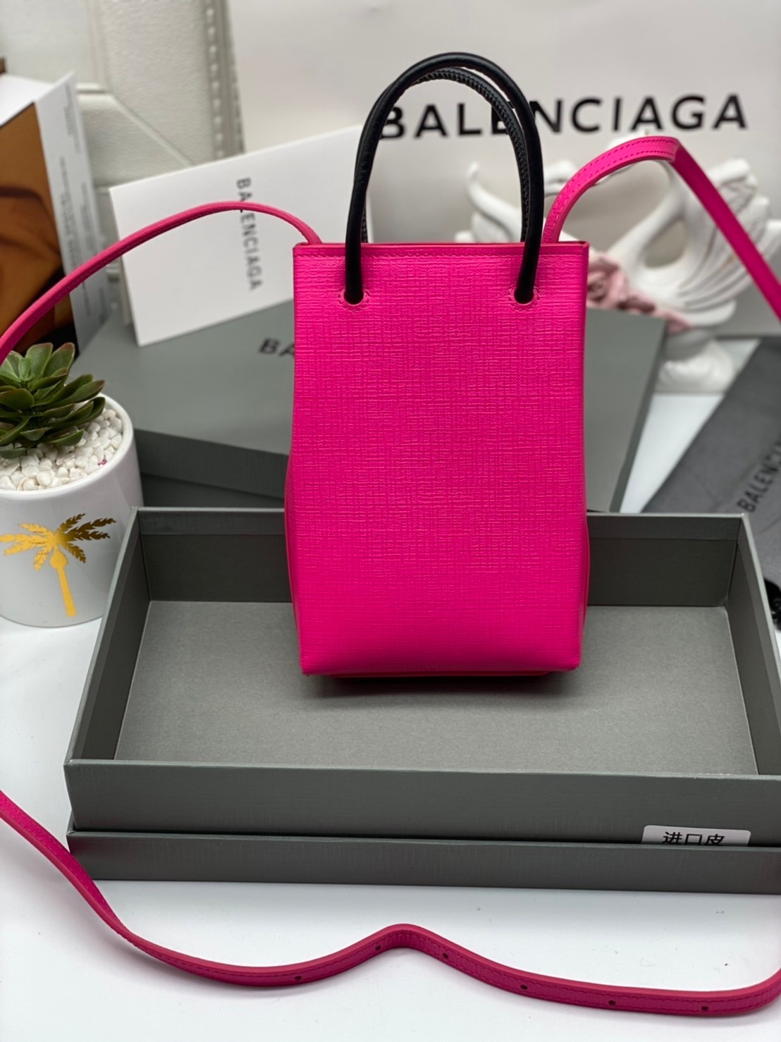 หนังแท้ BALENCIAGA Shopping Phone Pouch leather tote พกกระเป๋าช้อปปิ้งขนาดมินิ ไปทุกที่ในฤดูกาลนี้ ดีไซน์ที่ใช้ได้ทุกวันตั้งแต่หนังแบบมีเท็กซ์เจอร์ ภาพสินค้าถ่ายจากงานขายจริง ใช้งานต่างประเทศได้