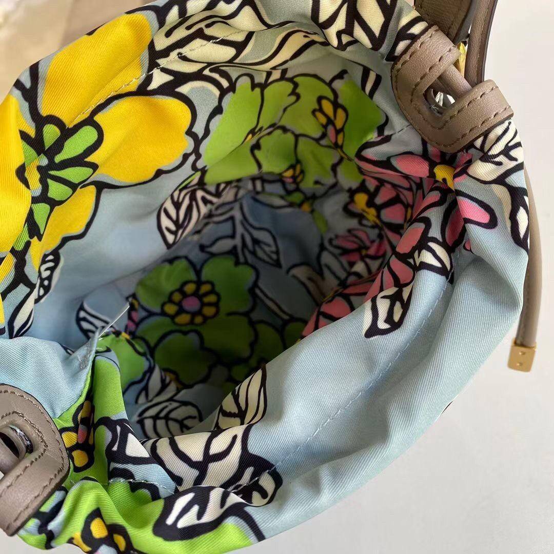 Tory Burch Robinson Mini Leather Bucket Bag 75591 กระเป๋าถือ หรือ สะพายข้าง Crossbody ได้ วัสดุหนังแท้ อะไหล่ทองหรูหรา