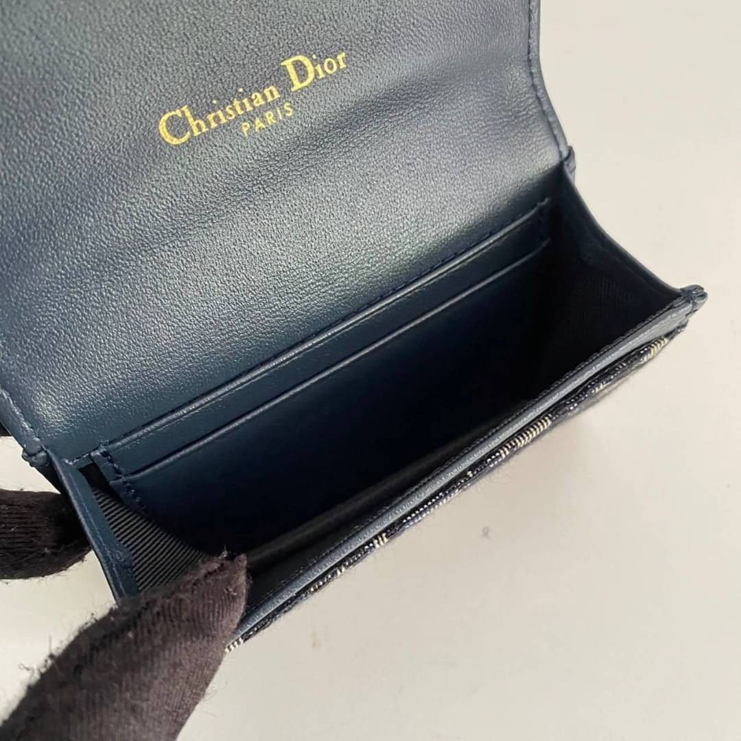 DIOR Wallet / DIOR SADDLE FLAP CARD HOLDER กระเป๋าใส่เหรียญใส่การ์ดงานหนังแท้และผ้าแจ็คการ์ด อะไหล่ทอง มาพร้อม กล่อง ถุงผ้า ถุงกระดาษ พร้อมส่งที่ไทย ภาพสินค้าถ่ายจากงานขายจริง ใช้งานต่างประเทศได้