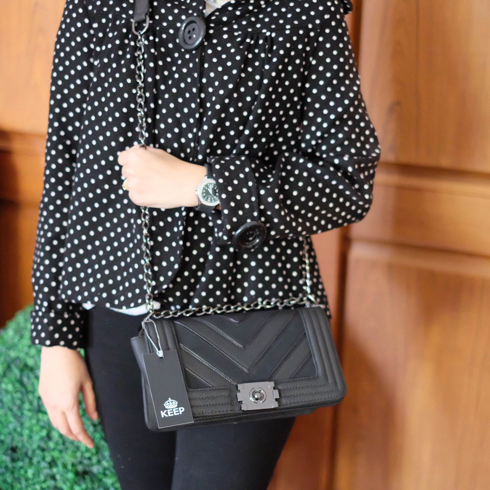 สินค้าเข้าใหม่ งานขายดี 🛍ทางร้าน ได้กระเป๋า จากแบรนด์ KEEP chain handbag สวย หรู มากๆ เลยน๊า กระเป๋าอยู่ทรง หนังแกะนิ่มมากคะ สายโซ่ มีที่รองไหล่ สะพายสบายคะ สายปรับ สั้น ยาวได้คะ ใบจริงสวยมาก เข้ากับชุดได้ง่ายมากๆ ถือหรือสะพายได้2แบบเลยค่า