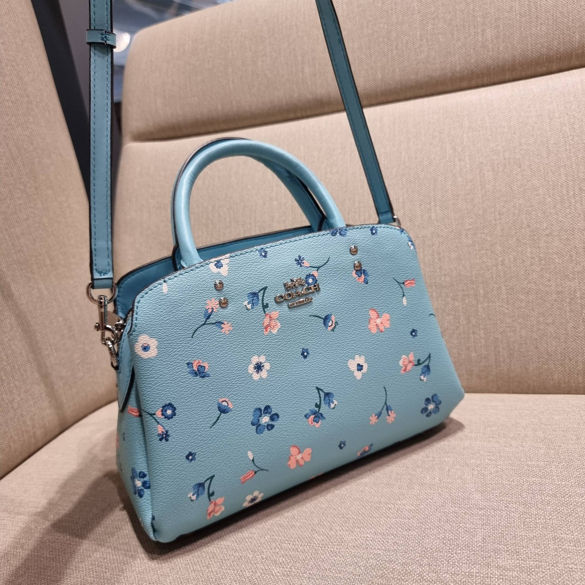 COACH C8216 MINI LILLIE CARRYALL WITH MYSTICAL FLORAL PRINT สีใหม่ล่าสุด กับรุ่นที่สุดของความขายดี คอลยอดฮิตในลวดลายสุดชิค กระเป๋าสะพายทรงสวย ที่ดีไซน์ออกมาให้ใช้งานง่าย สะดวก สวย หรู ดูดี!! วัสดุหนังแคนวาสเคลือบลาย มาพร้อมสายสะพายข้างและหูจับในตัว ถอดออก