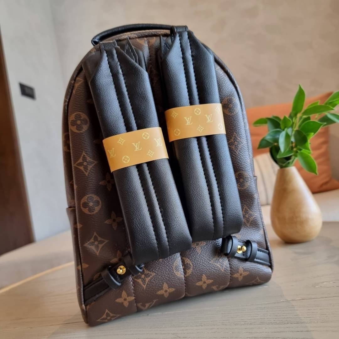 LV Backpack Size Small | สายสะพายเล็ก ถอดได้ LV palm springs New in!! เข้าแล้วกับไอเท็มยอดฮิต หรูหราพร้อม box set สุดสวย ที่สุดของความคุ้มค่า LV palm springs กระเป๋าแบ็คแพ็ค มาให้เลือก 2 ไซส์ ขายดี วัสดุหนังแคนวาสคุณภาพดี มีช่องซิปแบ่งสัดส่วน ใบเล็กสายวะพ