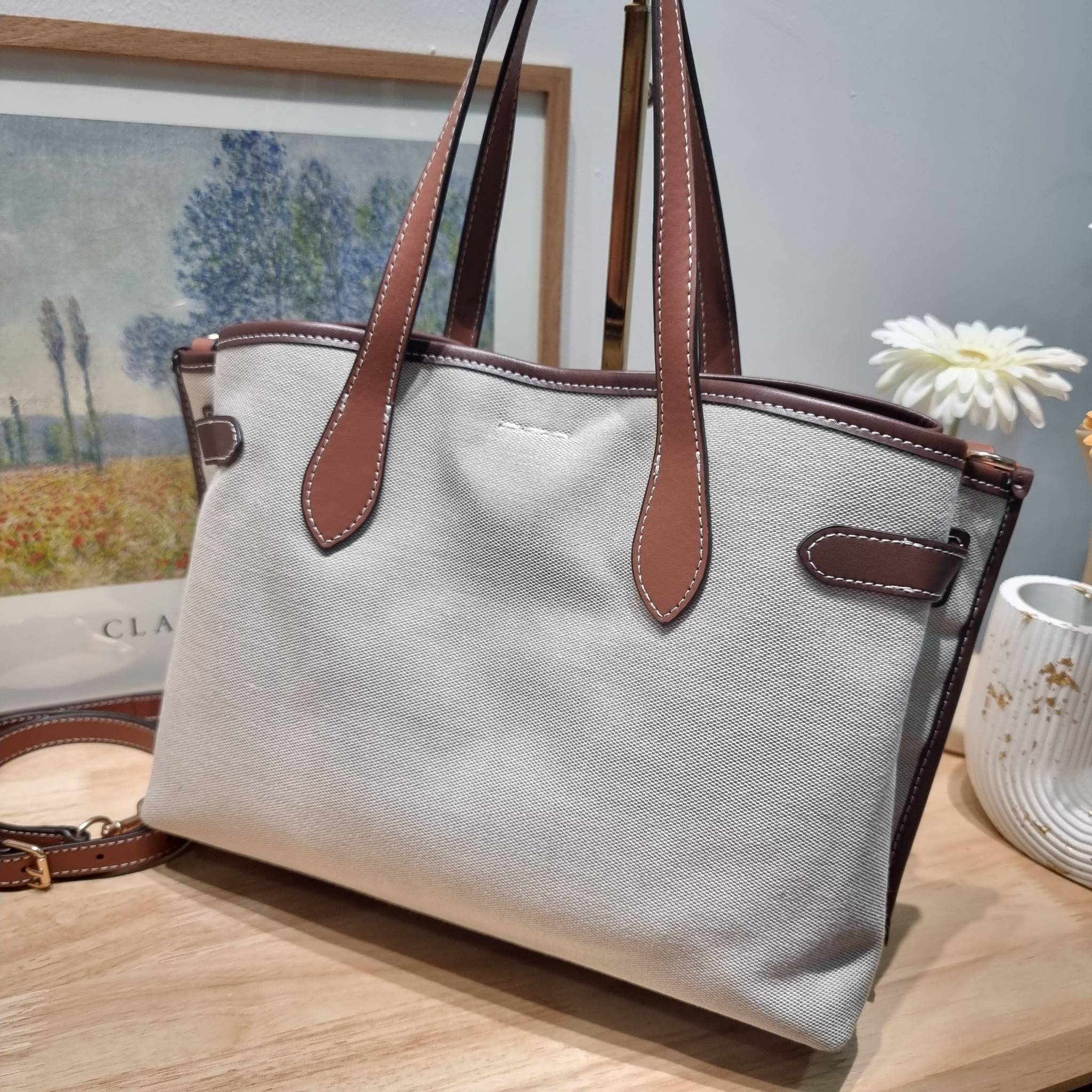 COACH CH189 HANNA CARRYALL น้องใหม่ เรียบหรู ดูแพง กับกระเป๋าถือ/สะพายทรงสวย โทนสีคลาสสิค ดีไซน์ตกแต่งสายคาดจับจีบข้างกระเป๋าเพิ่มดีเทล มาพร้อมหูจับในตัว