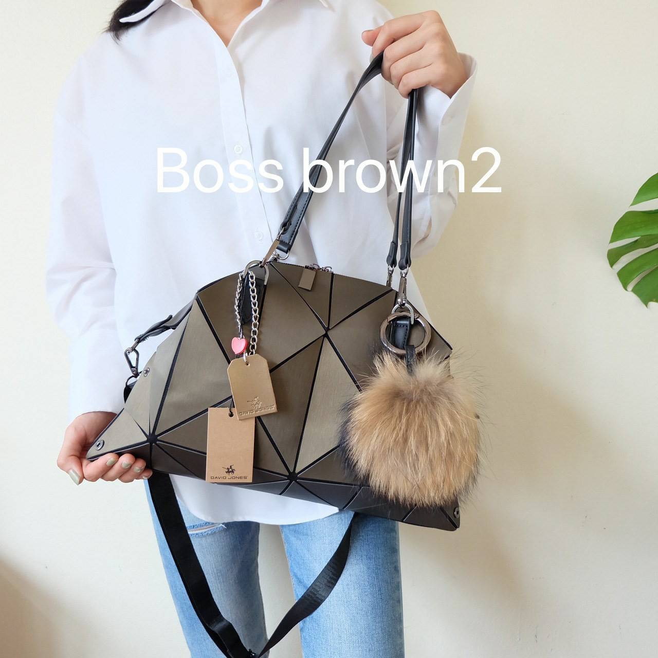 กระเป๋าถือ/สะพาย ทรงสวย เหมือนซื้อ1ได้4 โอ้ย 🤩🤩 คุ้มสุดๆไปเลยค่า เพราะตัวกระเป๋าปรับได้ถึง4 แบบตามการใช้งานเลยน๊าแถมตัวกระเป๋าน้ำหนักเบาอีกด้วย ✨✨✨ สายสะพายถอดได้แถมสายยาวให้อีก 1 เส้น กระเป๋าทรงสุดฮิตจากแบรนด์ David J