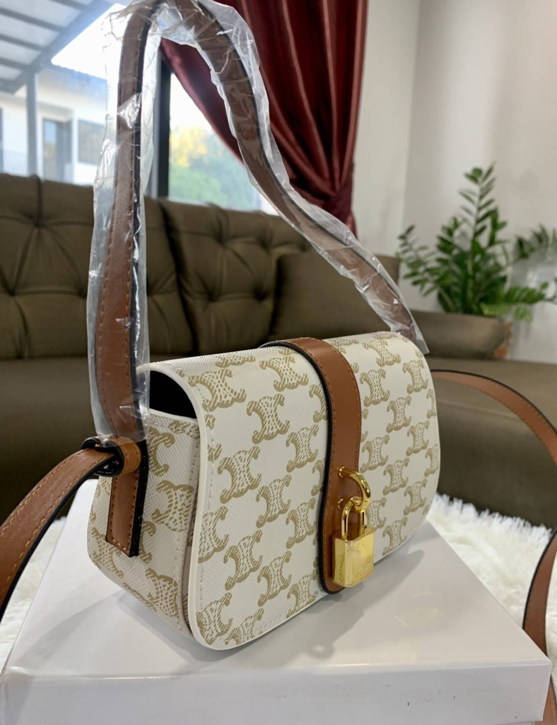 VIP 】CELINE TABOU CLUTCH BAG CELINE MINI CROSSBODY BAG (GWP) วัสดุ Triomphe Canvas หนังสวยอยู่ทรงกันน้ำได้ ขนาดกำลังน่ารัก การออกแบบที่เน้นความเรียบแต่หรู มาพร้อมสายสะพายสั้นและสายสะพายยาว สำหรับสะพายไหล่ สายปรับระดับสั้น-ยาวได้ (ถอดไม่ได้) โดดเด่นที่ด้าน