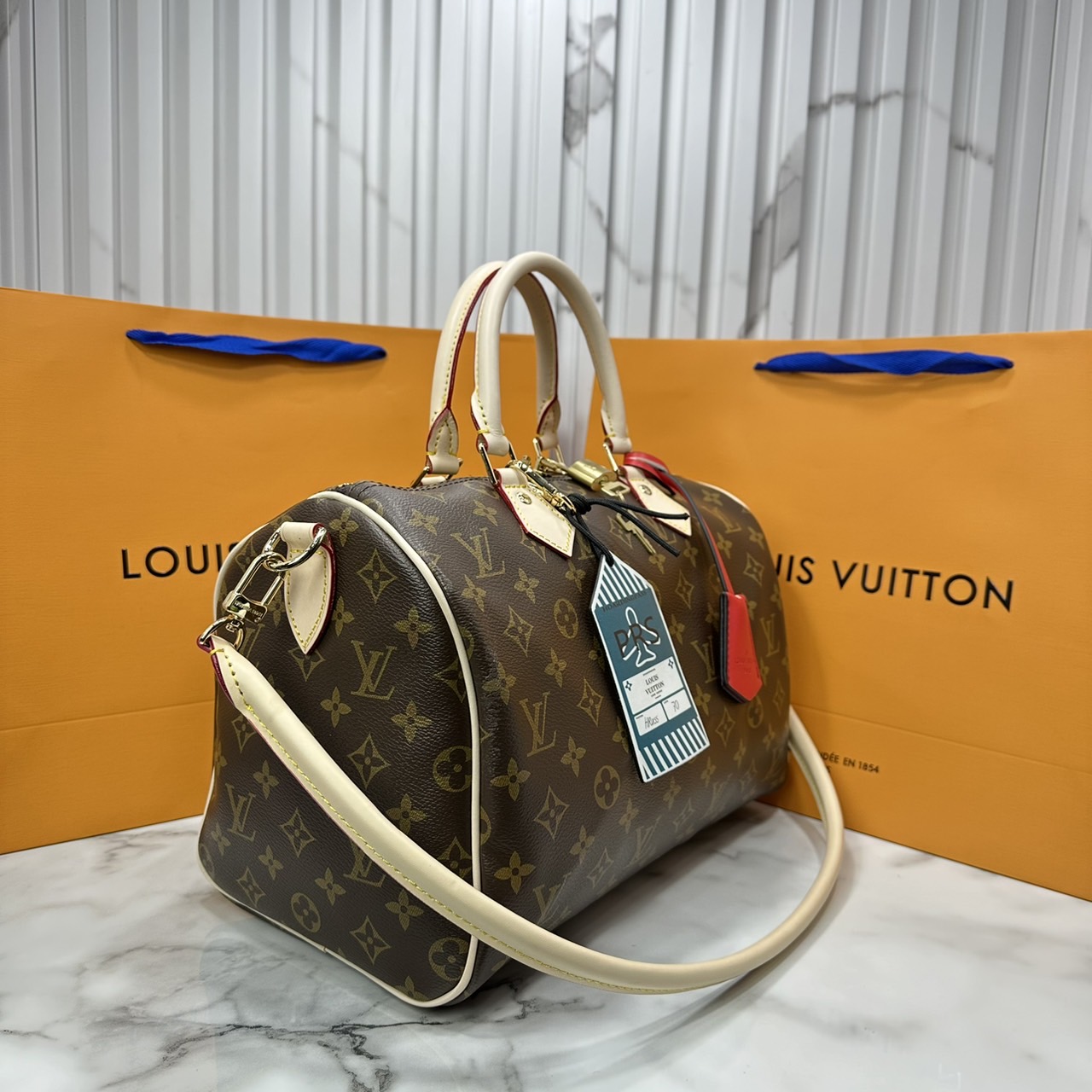 LV speedy soft 30 crafty bag กระเป๋าทรงหมอน รุ่นท็อปฮิต กับดีไซน์ใหม่ต้อนรับฤดูกาลท่องเที่ยว โดดเด่นด้วยการตกแต่งลายพิมพ์ซิกเนเจอร์ และป้ายแท็กหนังสุดเก๋
