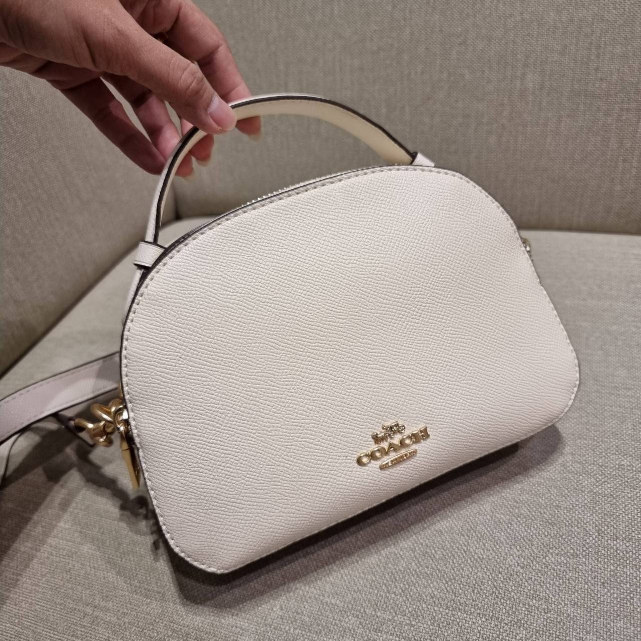 COACH 1589 SERENA SATCHEL กระเป๋าสะพายคอลเลคชั่นยอดฮิต ดีไซน์ลุคผู้ดี ต้องยกให้น้องใบนี้เลย!! จัดสีคุณหนูมาให้ สวยตาแตก!! วัสดุหนัง crossgrain ทนทาน เปิด-ปิดด้วยซิป 2 ช่องหลัก ภายในเป็นช่องโล่ง เก็บของได้แบบสบายๆ ใส่มือถือได้ทุกรุ่น สามารถหยิบไปแมทช์ได้ง่