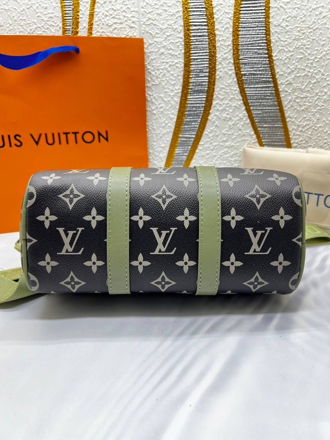 LV Keepall Bandoulière 25 Bag Khaki green Monogram Gradient กระเป๋าสะพายรุ่นใหม่ เพิ่มลูกเล่นใหม่สีเขียวกากีไล่เฉดสี พิมพ์ลายโมโนแกรม สวยเท่คลาสสิกก่อนใคร