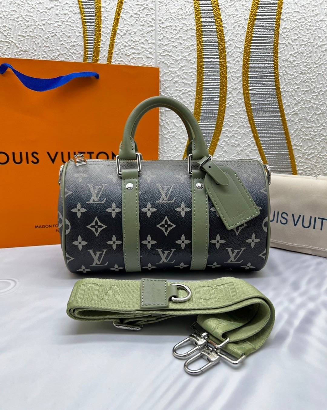 LV Keepall Bandoulière 25 Bag Khaki green Monogram Gradient กระเป๋าสะพายรุ่นใหม่ เพิ่มลูกเล่นใหม่สีเขียวกากีไล่เฉดสี พิมพ์ลายโมโนแกรม สวยเท่คลาสสิกก่อนใคร
