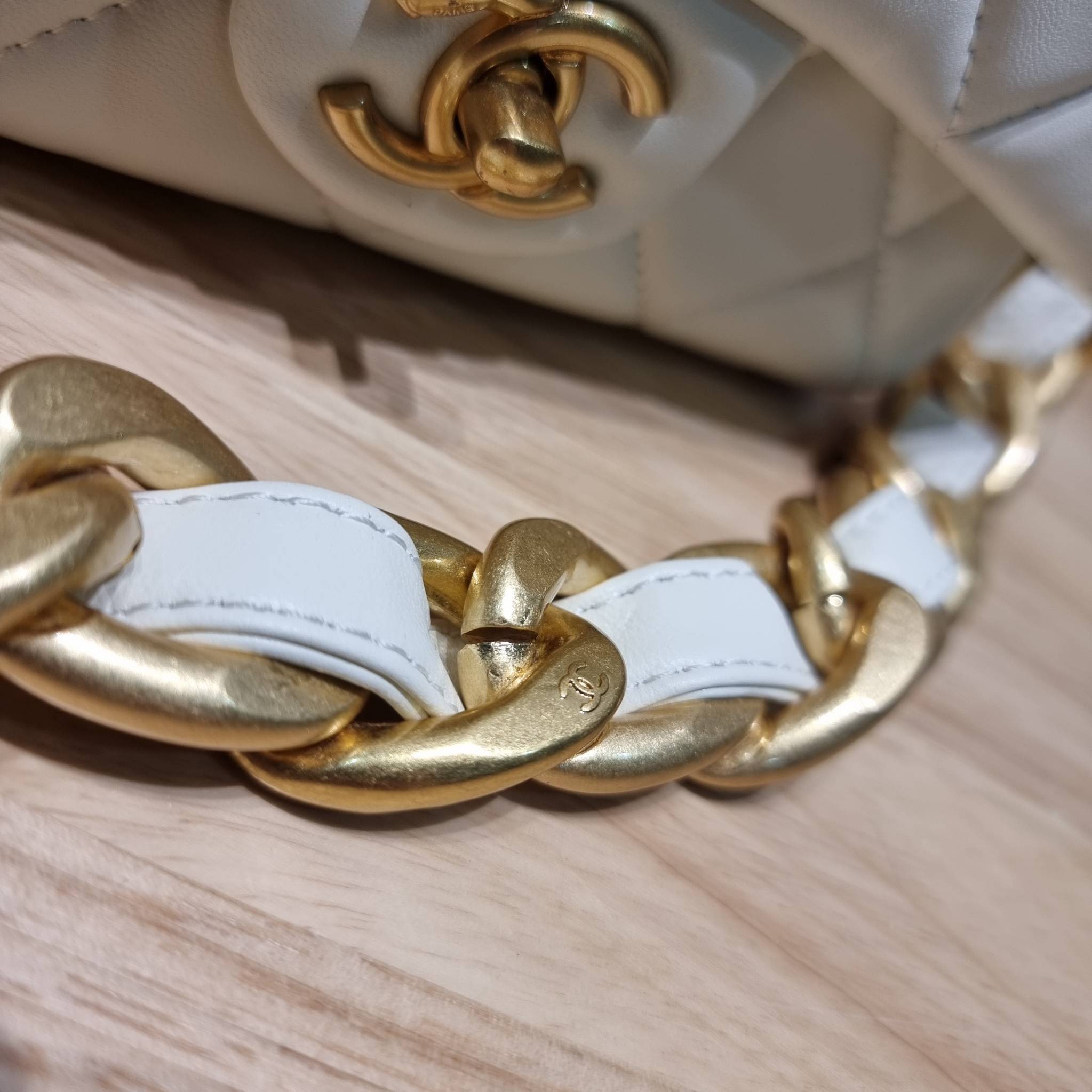 Chanel chunky chain bag สวยฟาดย้อนยุคความหรู ในราคาที่จับต้องได้ กับกระเป๋าสะพายไหล่ ไซส์กำลังสวย โดดเด่นด้วยสายสะพายโซ่สลับหนังเส้นใหญ่ ทนทาน ดูแพง