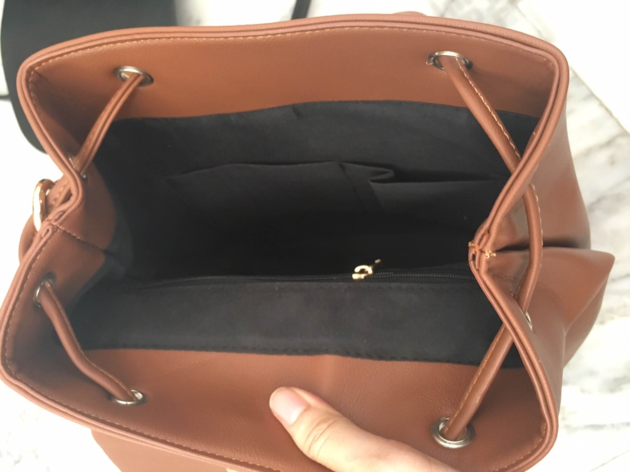 ใหม่ล่าสุด ชนช้อป เลยค่า 👍 กระเป๋าเป้!!! ทรงน่ารักมากๆๆๆ จากแบรนด์ KEEP รุ่น suprem backpack #จุดเด่นที่ >ตัวกระเป๋าทำจากหนังเนื้อดี สีmatte สวยคะ >น้ำหนักเบามาก เพียงแค่ 5 ขีดเท่านั้น >ขนาดกระเป๋ากำลังดีคะ ใส่ กปต ยาว มือถือได้ > มีช่