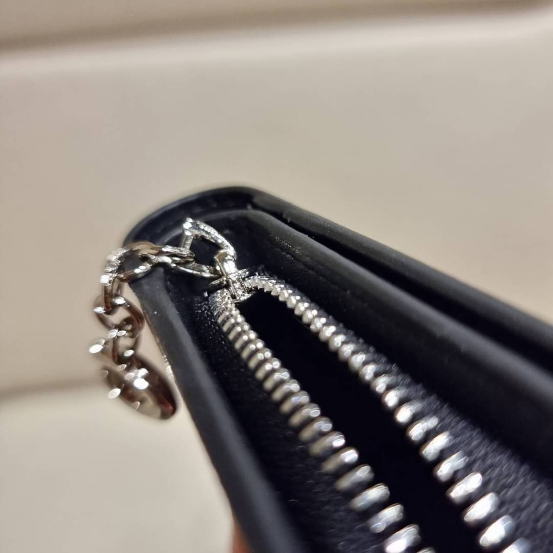 C4591 C4592 COACH COACH x PEANUTS SNAP WALLET IN SIGNATURE CANVAS WITH SNOOPY PRINT / WITH WOODSTOCK PRINT กระเป๋าสตางค์ใบเล็ก ขนาดกำลังเหมาะ ดีไซน์น่ารักอีกแล้วจ้า ♥️ มันน่ารักน่าใช้มาก โดดเด่นด้วยลายคอลเลคชั่นยอดฮิต วัสดุหนังแคนวาสเคลือบลาย เปิด-