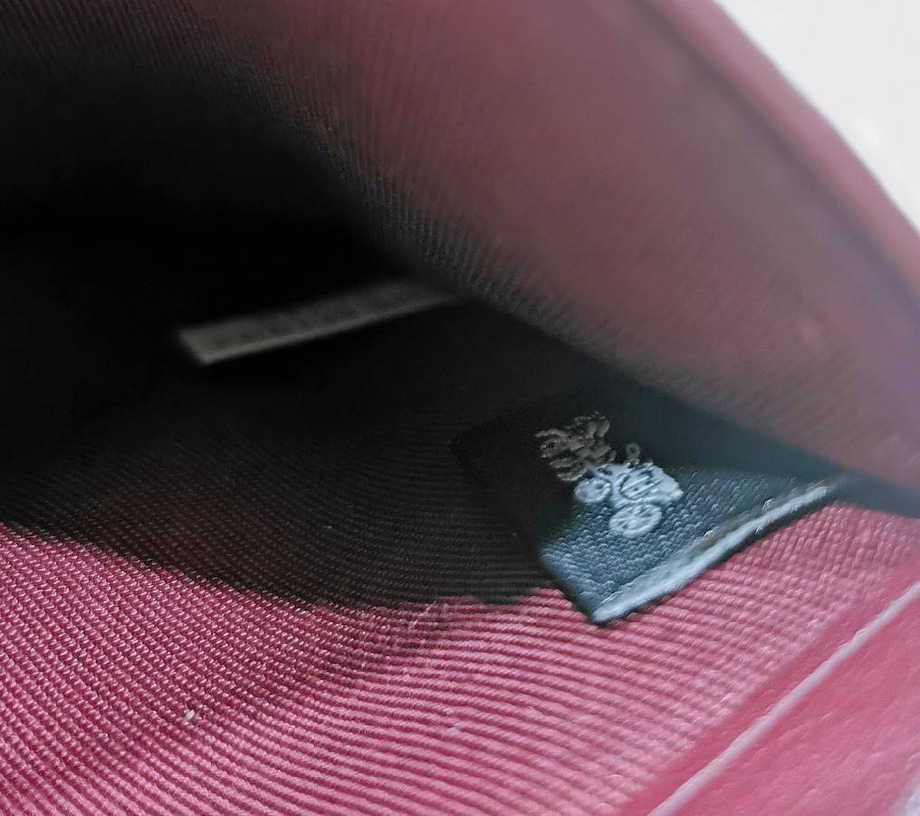 COACH FACTORY SHORT WALLET กระเป๋าสตางค์รุ่นใหม่ล่าสุดจาก Coach Factory Outlet ขนาดกำลังดี พกพาสะดวก ดีไซน์สวยน่าใช้ วัสดุหนังแท้เปิดปิดด้วยฝาปิด Envelop กระดุมด้านหน้ามีโลโก้แบรนด์ด้านหลังมีช่องซิปใส่เหรียญ หัวซิปแบรนด์ ภายในมีช่องใส่ธนบัตรใส่แบงก์พันได้