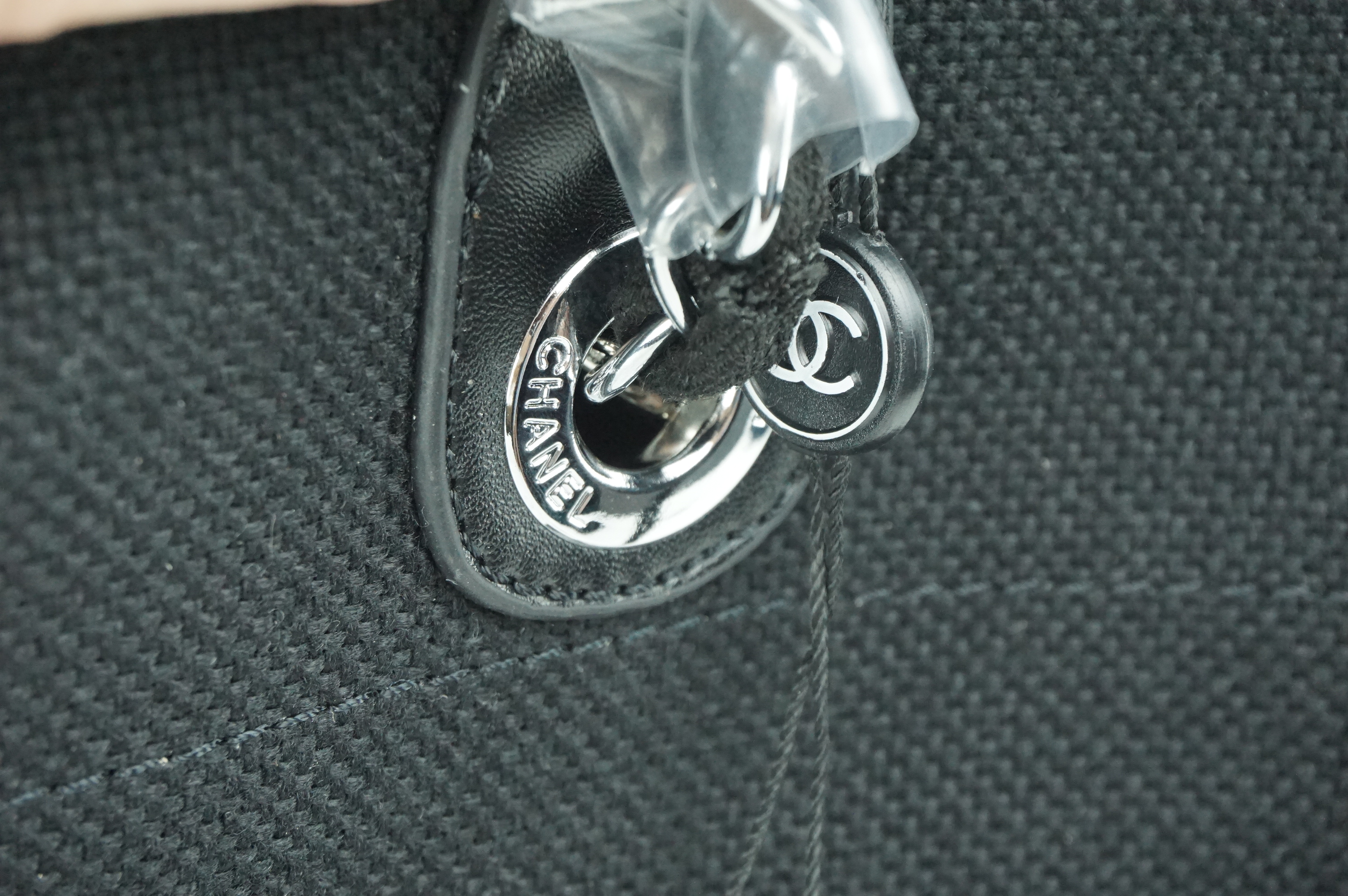 Chanel Tote canvas premium gift จากแบรนด์ Chanel กระเป๋าสะพาย Chanel Tote canvas โลโก้ปัก กระเป๋า ทรง Tote ผ้า canvas เนื้อหนาอย่างดี มีซับใน ด้านหน้าปักโลโก้แบรนด์หรู **จุดเด่นที่ หูจับมี 2 แบบคือ แบบสายหนัง และ โซ่ สามารถ สะพายไหล่ได้คะ ใบใหญุจุของคุ้ม