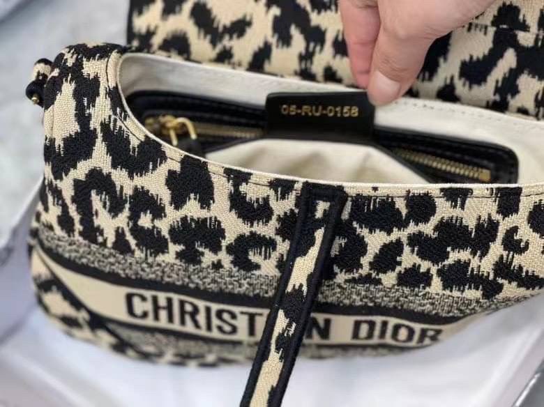 หนังแท้ DIOR SADDLE BAG Oblique Embroidery รุ่นใหม่ทอลายเสือ กระเป๋ารุ่นยอดนิยมตามแบบฉบับแบรนด์ งานทอลายคมชัด ใช้งานได้ 2 แบบ สะพายยาว CROSSBODY และสายสั้นถือได้เก๋ๆ ลุคนี้คูลสุดๆ เลยค่าา ภาพถ่ายจากสินค้าจริง! สวยมาก พร้อมส่งที่ไทยราคาสุดคุ้ม สาวๆ ห้ามพลา