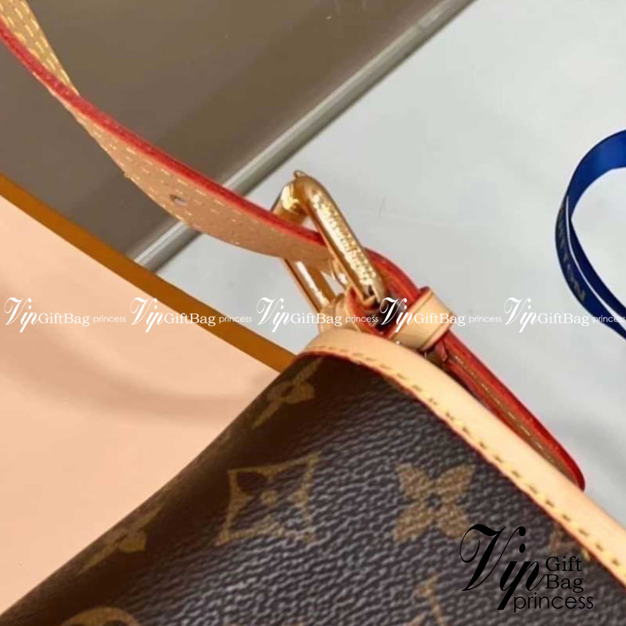 LV shoulder monogram bag กระเป๋าสะพายรูปลักษณ์ทรงกะทัดรัดและใช้งานได้สะดวก หนัแคนวาสอย่างดี ลาย Monogram เอกลักษณ์แบรนด์ อะไหล่สีทองสวยงาม