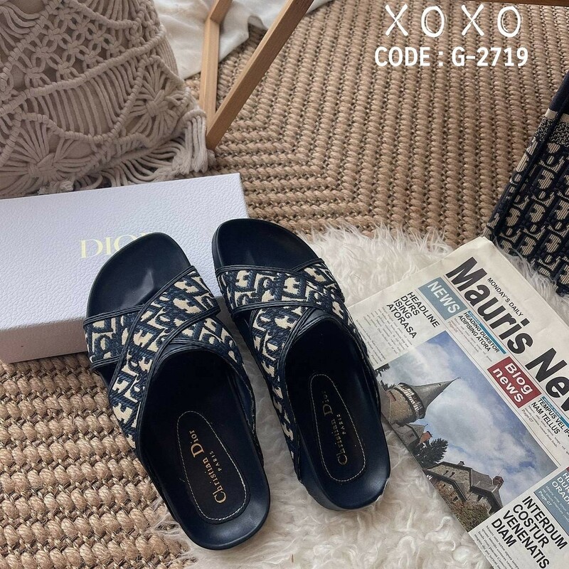 Christian dior Sandel แตะสวม ใส่สบาย งานผ้าตีแบรนด์ ผ้านุ่ม แต่งไค้วครอสเอ็กซ์ เรียบ หรู พื้นบุ๋มใส่แล้วกระชับ ห่อเท้ามากขึ้น แมทส์ชุดง่าย น้ำหนักเบา