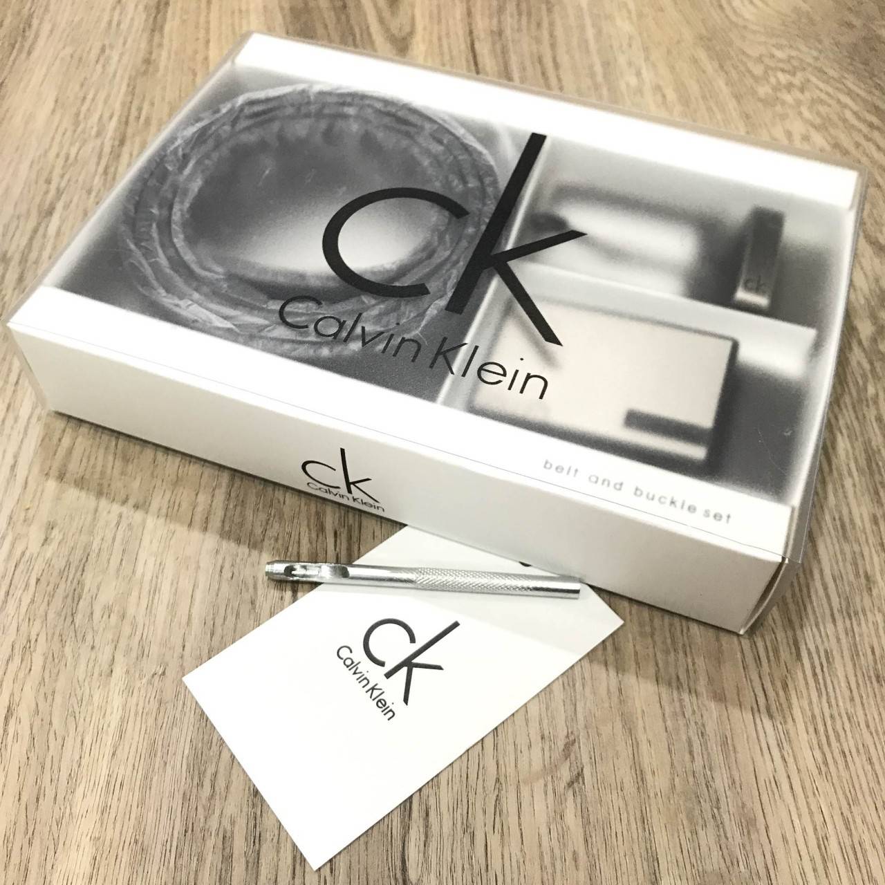 ห้ามพลาด! เซทสุดคุ้ม! ซื้อ1ได้ถึง2! CALVIN KLEIN REAL LEATHER BELT VALUE PACK Limited Edition เข็มขัดหนังแท้ พร้อมหัวเข็มขัด2แบบคุณภาพดีตามแบบฉบับของแบรนด์ สายเข็มขัดสามารถกลับด้านใช้ได้ทั้งสีดำและสีน้ำตาลเหมือนมี2เส้น2หัวสลับใช้ได้ไม่จำเจ มาพร้อมถุงกระดา