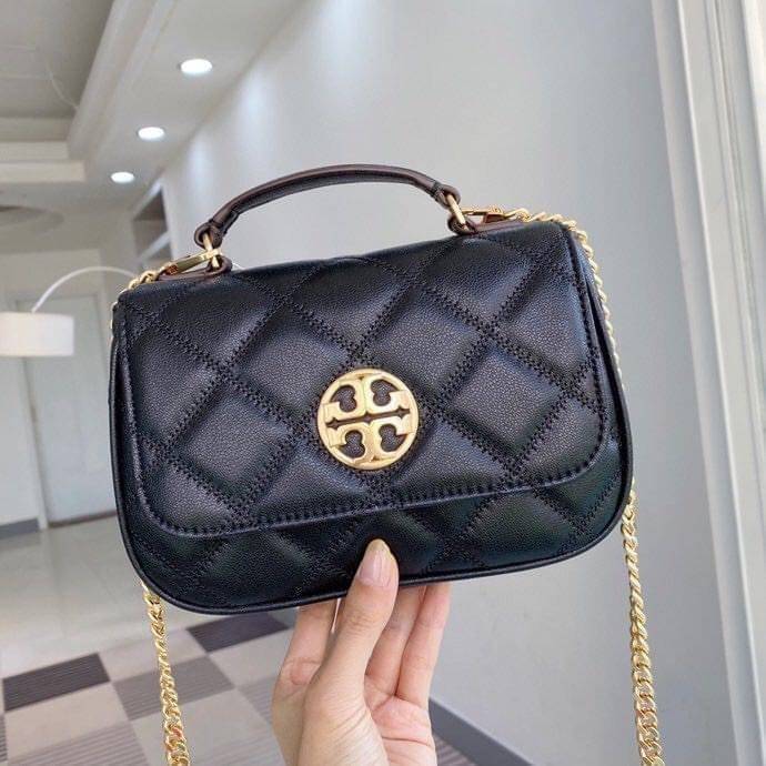 Tory Burch Willa Mini Top Handle Bag พร้อมส่งที่ไทย ใบจริงคือสวยสุดดไปเลยค่าา! กระเป๋าสะพายข้างหรือหิ้วก็เก๋ไปอีกเลยค่ะ! หนังแท้อย่างดี ลายนวมนิ่มมือดีมากค่ะ ด้านหน้ามีอะไหล่โลโก้แบรนด์ เปิดปิดกระเป๋าแบบกระดุมแม่เหล็ก ภายในสามารถใส่กระเป๋าเงินใบกลางได้;มื