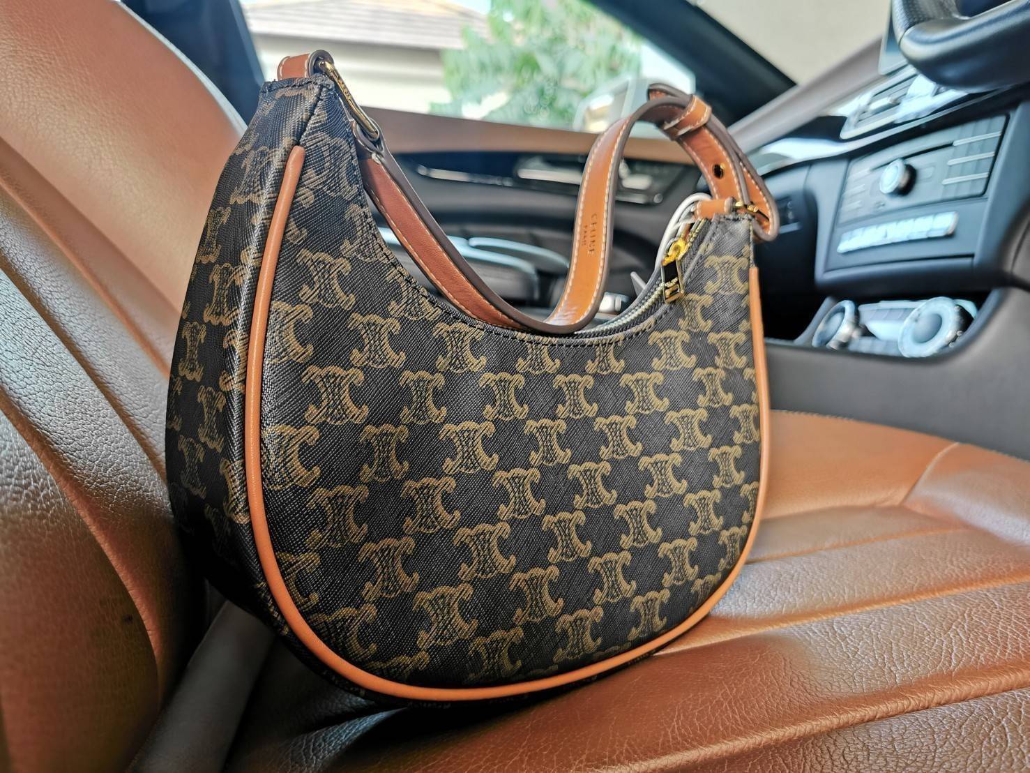 ของแท้ CELINE SHOULDER BAG VIP GIFT WITH PURCHASE (GWP) พรีเมี่ยมกิ๊ฟ Limited Edition จาก CELINE HAUTEPARFUME DUTYFREE COUNTER วัสดุ TRIOMPHE CANVAS ดีไซน์สวยหรูฮิตสุดในเกาหลี!