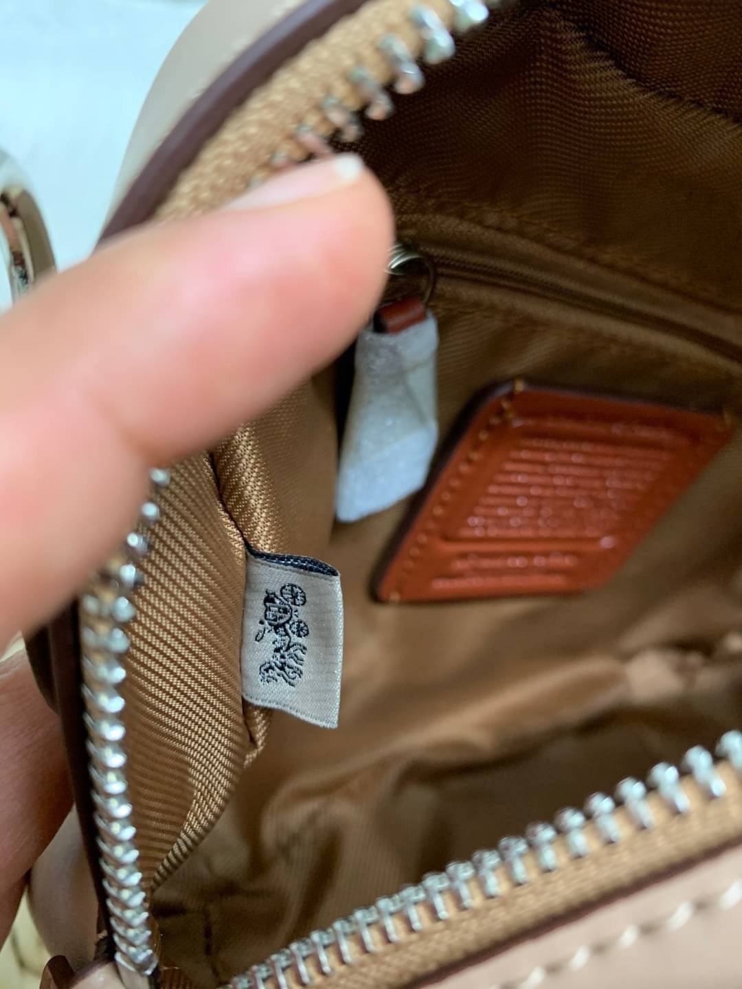 สินค้าขายดี พร้อมสีใหม่ 3สี ในไทยยังไม่มีค่ะ !! COACH SIGNATURE CROSSBODY BOX BAG ((F31208)) กระเป๋าสะพายวัสดุหนังแท้ จาก coach factory outlet หนังนิ่ม ทรงสวย ตัวกระเป๋าลายแบรนด์ ตัดขอบหนังเรียบได้สวยงามค่ะ ด้านหน้า-หลัง มีช่องสำหรับใส่ของ เปิดปิดกระเป๋าแ