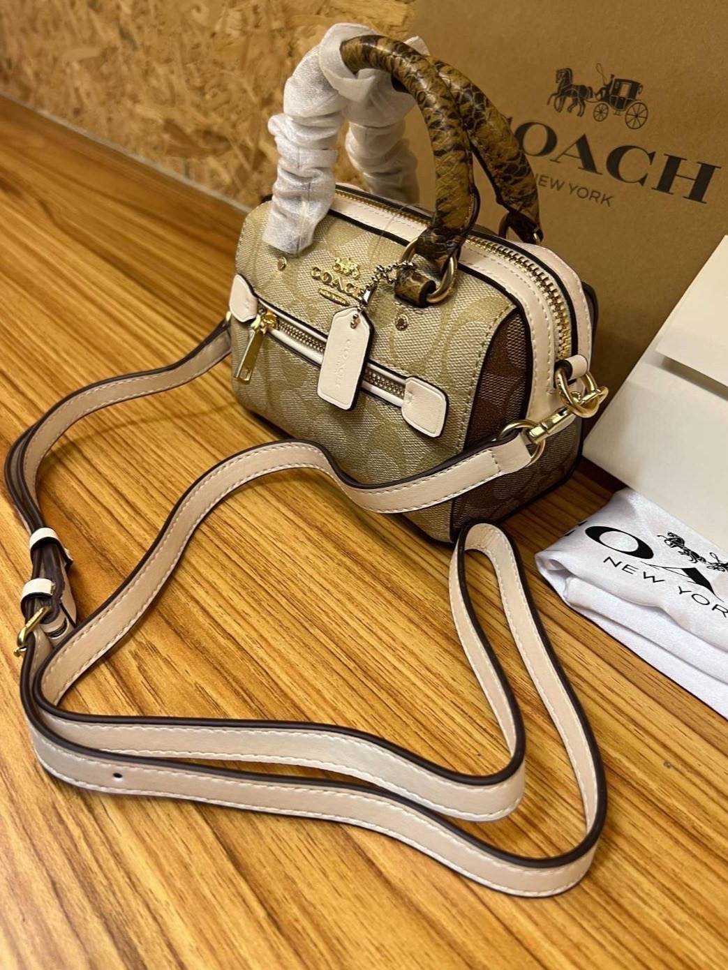 จิ๋วแต่แจ๋วไปเลยค่าา😘 COACH MICRO ROWAN CROSSBODY ((2300)) MINI พร้อมส่ง! บอกเลยสาวๆห้ามพลาด ใบจริงสวยมากๆค่ะ! กระเป๋าขนาดมินิๆ หนังCanvas ผสมหนังบายหูตรงหูหิ้วได้ลงตัวสวยวามมากๆเลยค่ะ//ด้านหน้ามีช่องซิปเล็กใส่เหรียญ เปิดปิดช่องหลักแบบซิป ภายในใส่
