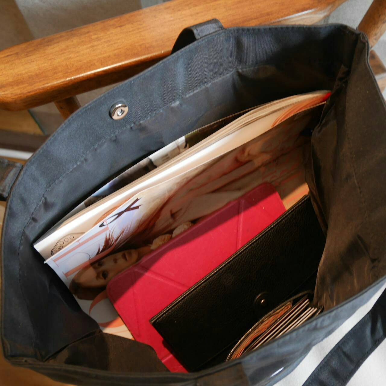 Must Have! Chanel Satin Shopping Bag กระเป๋าสะพายทรง Shopping Bag พรีเมี่ยมกิ้ฟ Limited Edition ของแท้ 100% นำเข้าจาก Chanel Perfume Counter ใบใหญ่วัสดุ SATIN ประดับคริสตัลสีดำโลโก้ CC สุดคลาสสิค ซับใน Polyester 100% เปิดปิดด้วยกระดุมแม่เหล็ก น้ำหนักเบา จ