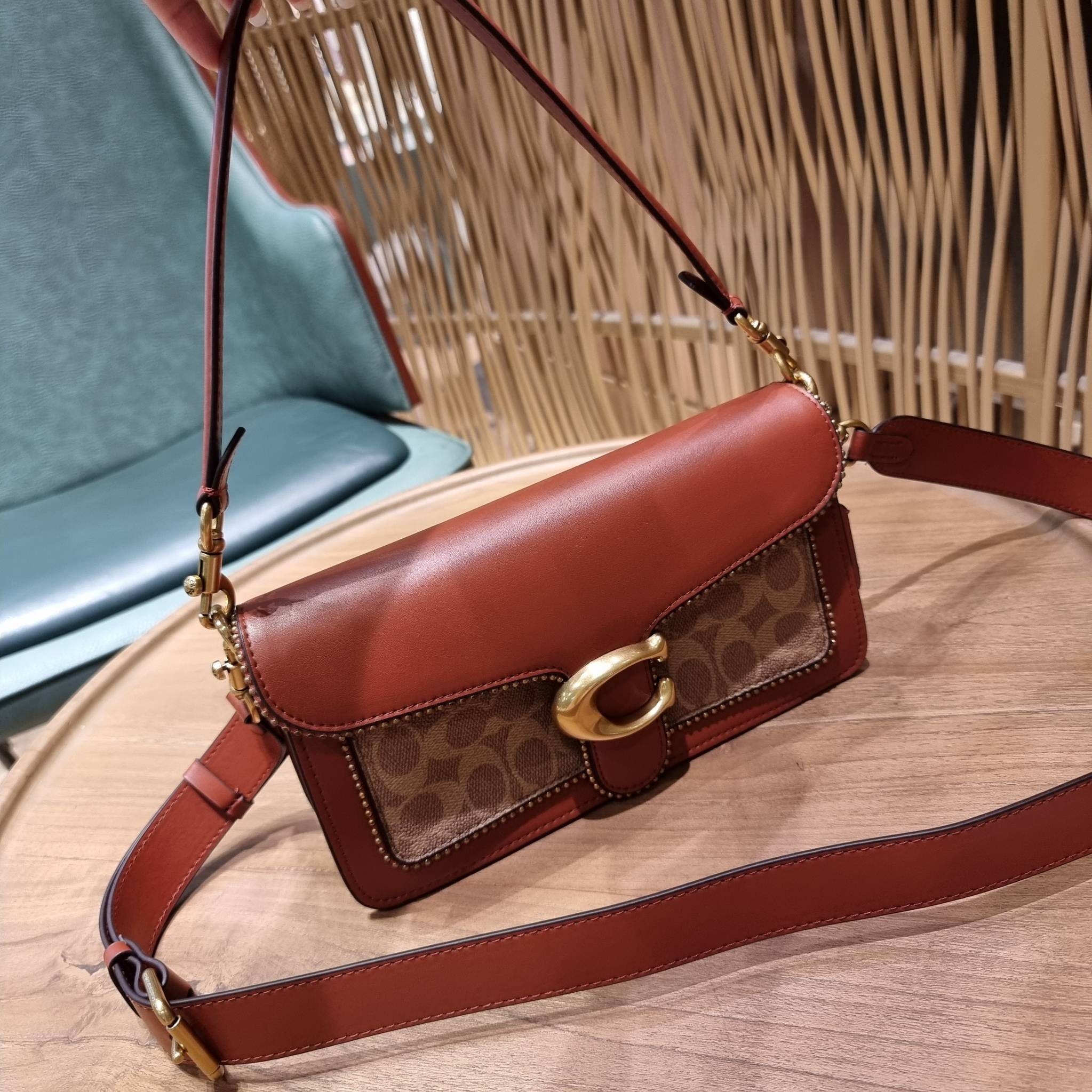 COACH TABBY SHOULDER BAG 26 IN SIGNATURE CANVAS WITH BEADCHAIN (6793,91215) กระเป๋าสะพายไหล่ ดีไซน์วินเทจย้อนยุค สวยคมชัด คลาสสิคใช้ได้ทุกลุค วัสดุหนังแท้สลับหนังแคนวาสเคลือบลาย เปิด-ปิดด้วยแม่เหล็กในตัว รับรองแน่นหนา ด้านหลังมีช่องแยก ภายในเป็นช่องโล่ง ข