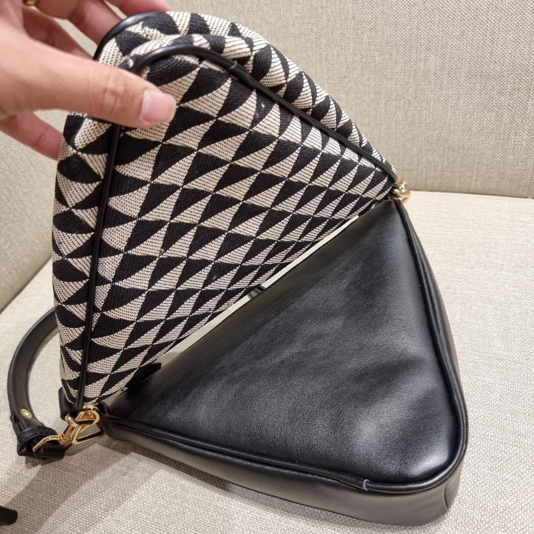 PRADA TRIANGLE BAG ล้ำกว่าใคร ใหม่กว่าใคร ไม่ต้องรอพรีฯ กระเป๋าสะพาย ดีไซน์ทรงสามเหลี่ยม ชิคๆคูลๆ ไม่มีใครเหมือน มีมาให้ถึง 2 ชิ้น วัสดุผ้า jacquard และหนังแท้ สวยคู่ สลับใช้ได้หลากหลายมากๆ เพราะยังมีสายสะพายมาให้อีกถึง 2 เส้น เกี่ยวคู่กันสะพายเท่ๆ หรือแย