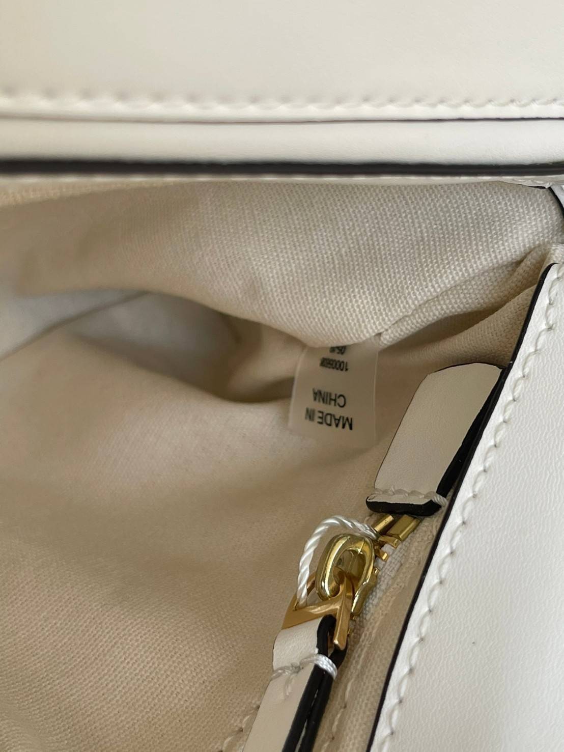 Tory burch Miller Metal clutch กระเป๋าคลัทช์ดีไซน์เรียบหรูออกแบบมาได้อย่างลงตัว ด้วยรูปทรงที่สวยงามและทันสมัย จากแบรนด์ Tory Burch ขนาดกำลังดี สามารถใส่กระเป๋าสตางค์หรือเครื่องสำอางค์ได้ตามขนาดกระเป๋า ในเรื่องของดีไซน์และLogo DoubleT เฉดเดียวกับสีของกระเป