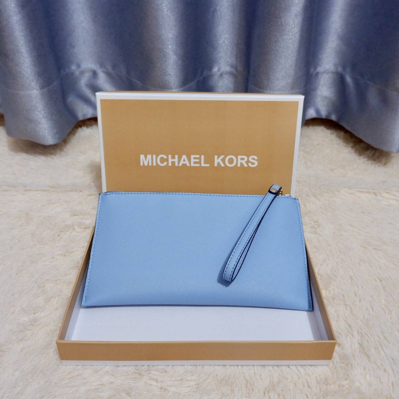 Michael Kors Clutch Bag 2018 New arrival! กระเป๋าคลัชรุ่นใหม่:ขนาดกำลังดี วัสดุลายหนังลาย Saffiano ด้านหน้าประดับโลโก้แบรนด์ อะไหล่ทอง แต่ง pattern งานปัก 3vมิติ สวยโดดเด่น เปิดปิด ด้วยซิป ด้านในมีช่องเล็ก และช่องใส่บัตร พร้อมสายคล้องข้อมือ ใส่กระเป๋าสตาง