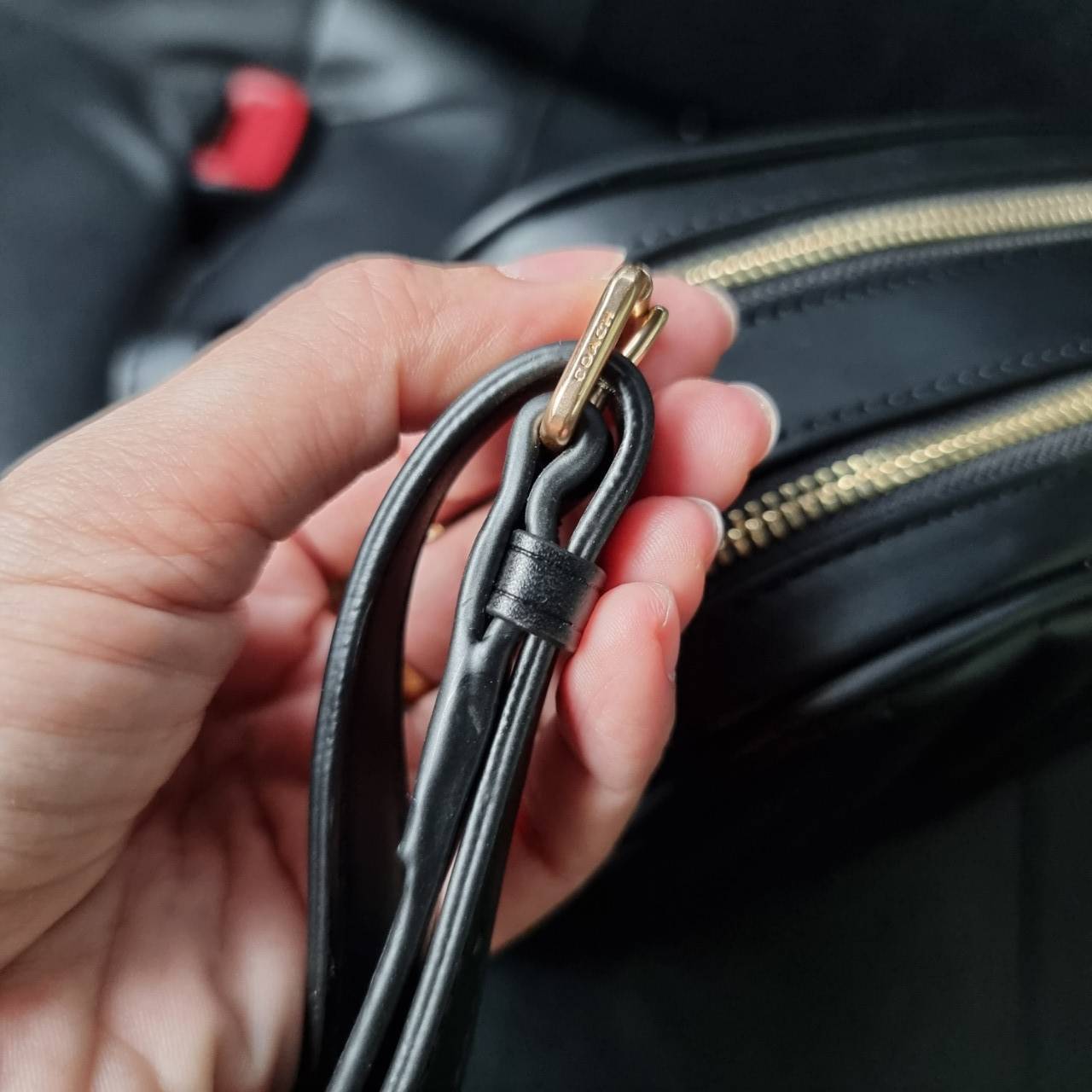 COACH C1569 JES CROSSBODY WITH LINEAR QUILTING ใหม่ล่าสุด!! กระเป๋าสะพายข้าง รุ่น 2 ซิป ใบใหญ่จุใจ ดีไซน์ใหม่ เพิ่มลูกเล่นให้ดูหรูหรายิ่งขึ้น วัสดุหนังสังเคราะห์บุเป็นลายเส้นสวยงาม เปิด-ปิดด้วยซิป 2 ช่องหลัก ใช้งานง่าย ทรงสวยมากๆรุ่นนี้ มาพร้อมสายสะพาย cr