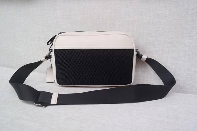 COACH EDGE CROSSBODY IN SIGNATURE CANVAS กระเป๋าสะพายครอสบอดี้ร์ วัสดุหนังแท้ หนังนิ่มอย่างดีค่ะ ด้านหน้ามีช่องซิปซ่อนให้หนึ่งช่อง เปิดปิดช่องหลักแบบซิปคู่ภายในกว้าง ใส่ของได้จุเลยนะคะ มีช่องซิปและช่องเล็กให้อีก2ช่อง;ด้านหลังกระเป๋าเป็นช่องโล่งใส่ของอีกช่