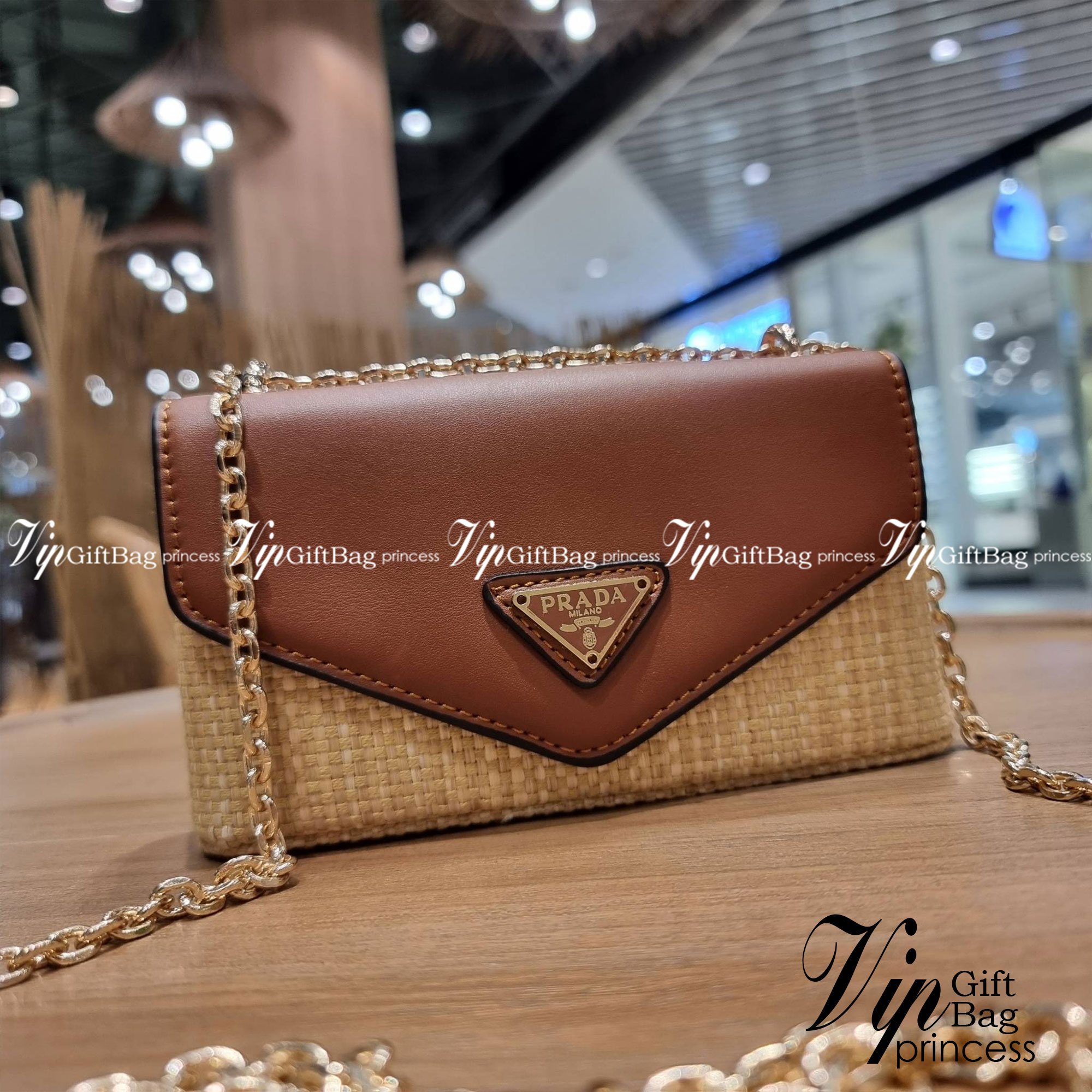 VIP 🥂 PRADA RAFFIA AND LEATHER SHOULDER BAG ลายสานกำลังฮิต! ปังไม่ไหว! ด้วยดีไซน์ล้ำทันสมัย ตกแต่งหนังแท้ผสานกับวัสดุจากธรรมชาติ ออกมาเป็นลายสานที่สวยหรู กับกระเป๋าสะพาย ไซส์กำลังน่ารัก ใส่โทรศัพท์ได้ พกพาง่าย เปิด-ปิดด้วยกระดุมแม่เหล็ก ภายในเป็นช