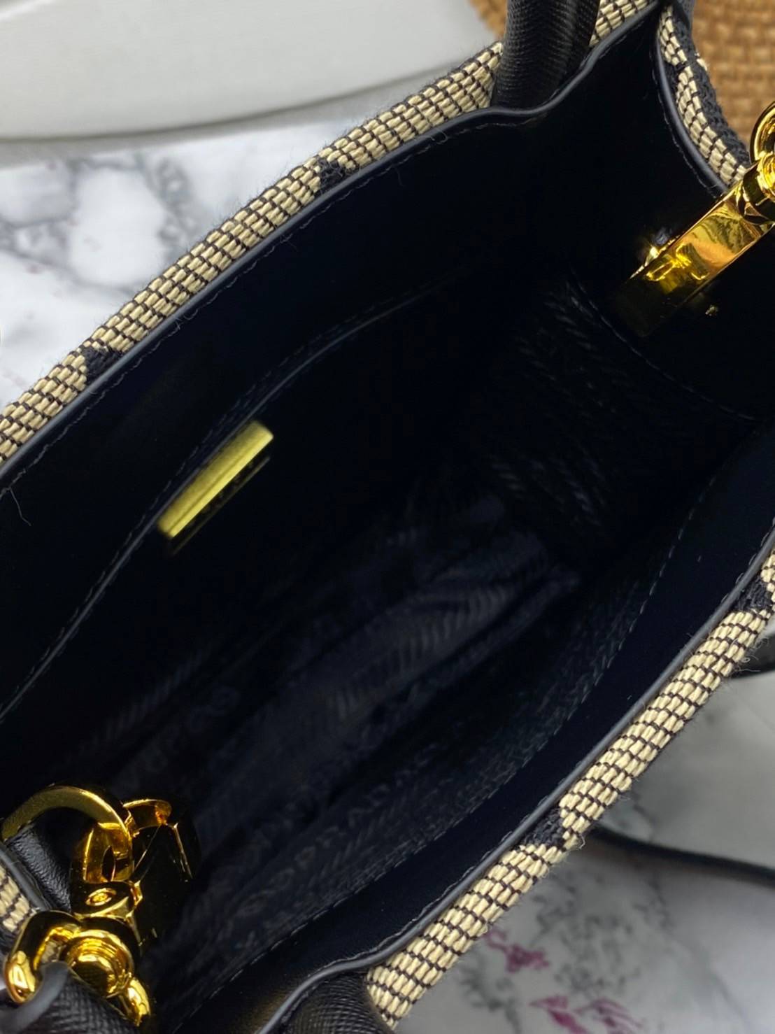 PRADA Symbole jacquard fabric micro bag / Prada triangle ไซส์มินิ แบบใหม่ล่าสุดจากแบรนด์ดัง จัดให้แบบเลิศๆ กับกระเป๋าทรงโท้ท สวยเอกลักษณ์ ภายในโล่งกว้างมาก ใส่ของแบบแน่นๆ จุๆไปได้เลย หมดห่วง!! และยังมีสายครอสบอดี้มาให้ จะสะพายชิคๆคูลๆ จะถือแบบปังๆ ก็เอาอย