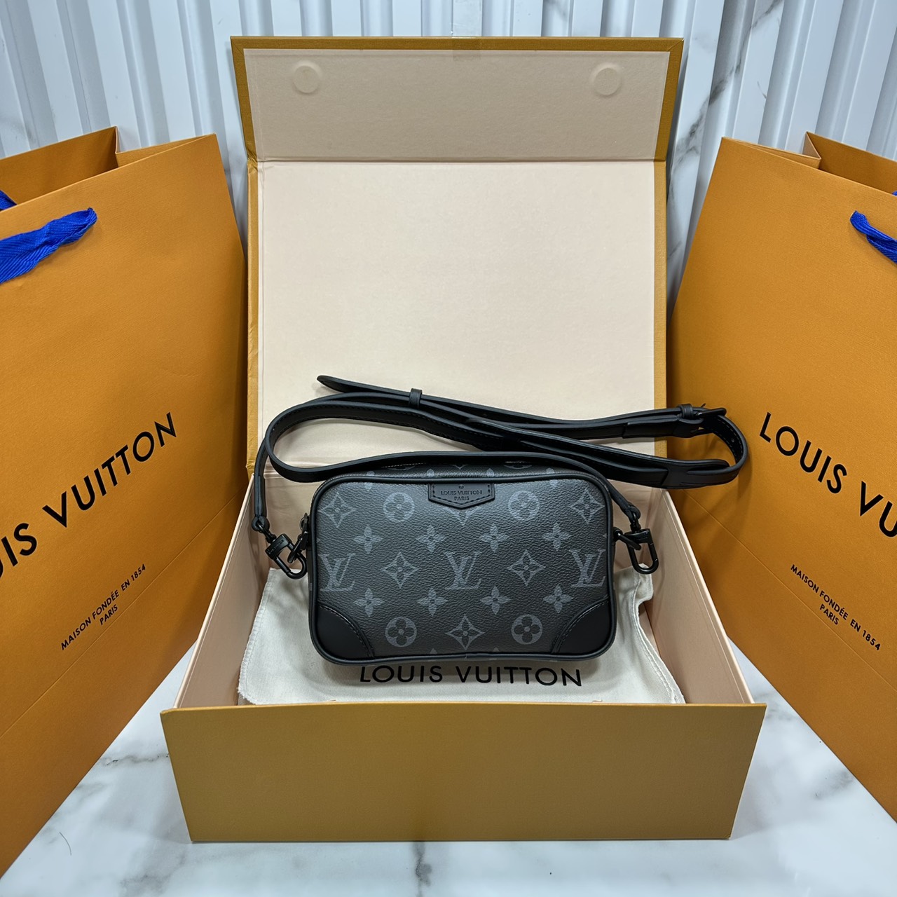 ORI หนังแท้ | LV Trocadéro Wearable Wallet Monogram Canvas 20cm กระเป๋าสะพายทรงแมสเซ็นเจอร์ดีไซน์ใช้เป็นกระเป๋าสตางค์ได้ ขนาดกำลังสวยกะทัดรัด คลาสสิคหรูหราคล่องตัว