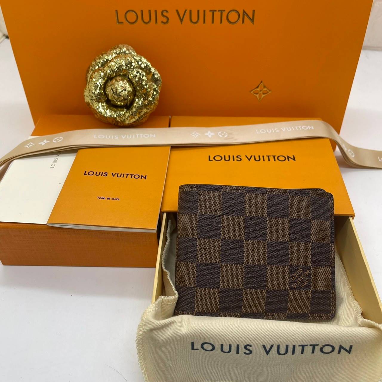 VIP GIFT 】หนังแท้ LOUIS VUITTON MEN WALLET MONOGRAM ฿ DAMIER CANVAS กระเป๋าสตางค์ผู้ชาย รุ่นยอดขายไม่เคยตก ใบจริงดูผู้ดี ดูแพง!! ภายในมีช่องใส่บัตรได้เยอะ ใส่ธนบัตรได้ พร้อมเสิร์ฟถึงบ้าน ซื้อให้คุณหนุ่มๆ รับรองประทับใจไม่ลืมจ้า