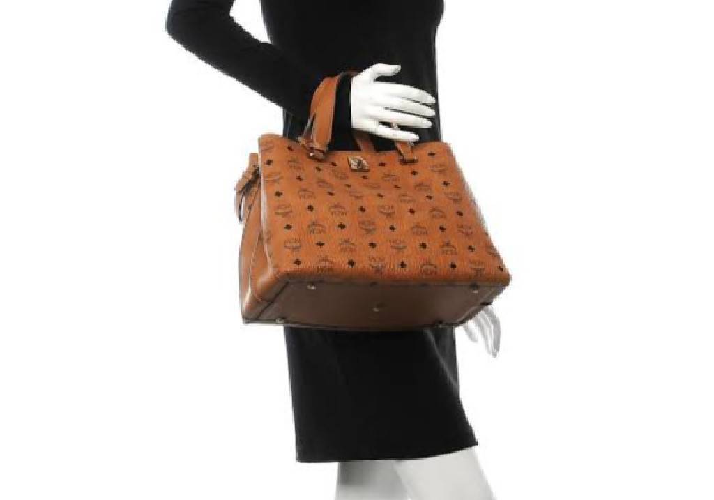 M.C.M ESSENTIAL TOTE IN VISETOS ความจุใจมาพร้อมเสิร์ฟแล้วจ้า ใครที่มองหากระเป๋าทรงโท้ทจุๆ ต้องใบนี้เลย!! กระเป๋าสะพายไหล่/ข้าง ดีไซน์ทรงสวยน่าใช้ วัสดุหนังแคนวาสสลับหนังแท้ ปากกระเป๋ามีตัวบิดล็อคแน่นหนากันของหล่นออกจากกระเป๋า ภายในโล่งกว้าง แบ่งสัดส่วนอย่