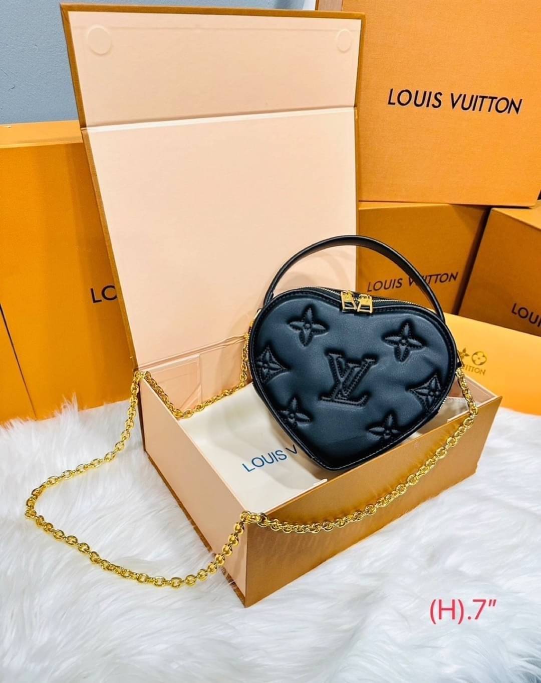 LV Pop My Heart pouch bag สวยมาก มงลงมาก!! กระเป๋าสะพายสุดคิ้วท์ ดีไซน์รูปทรงหัวใจไม่ซ้ำใคร น่ารักทุกสี น่าใช้ไปเลยแม่!!