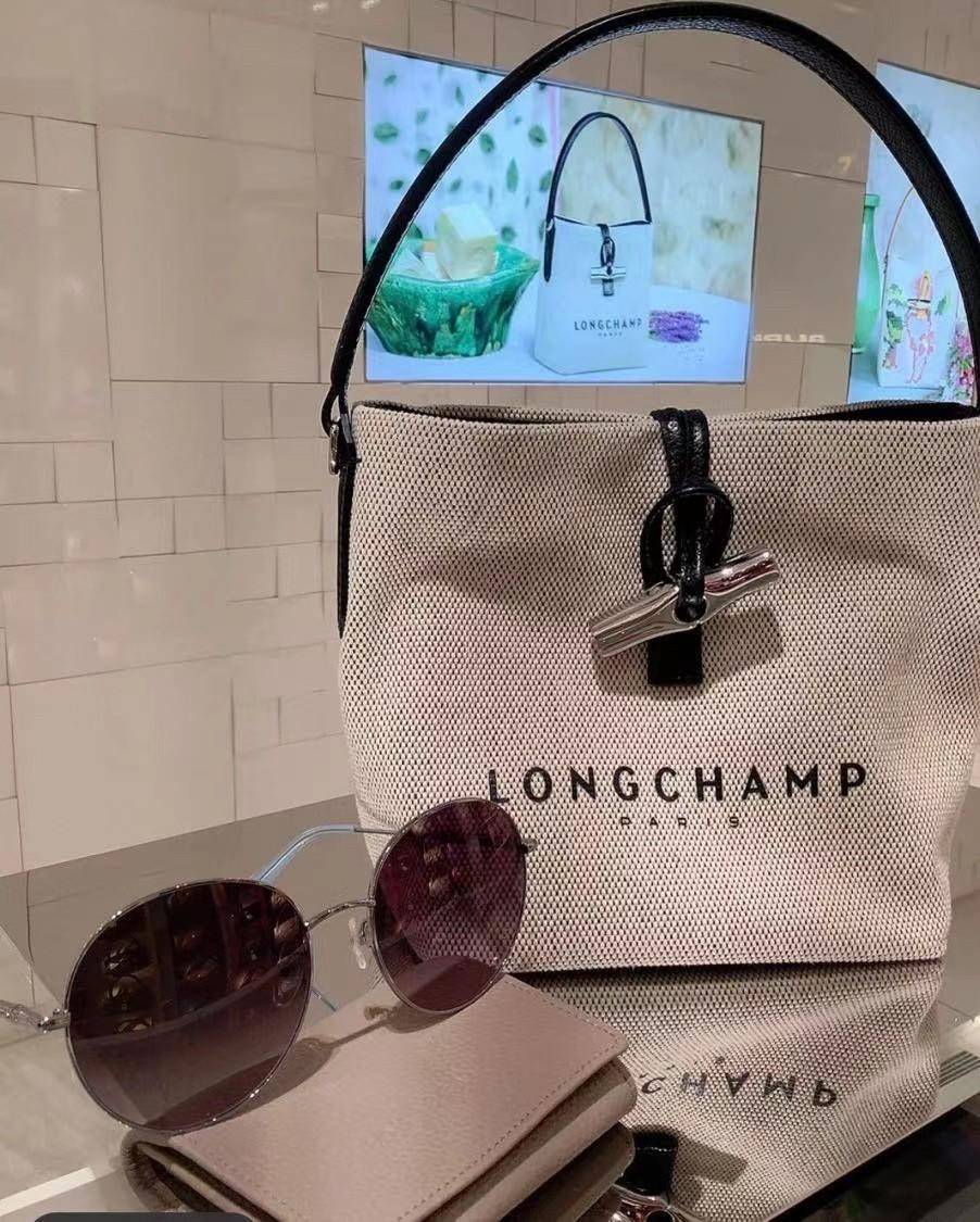 LONGCHAMP Roseau Bucket Bag กระเป๋าทรงถัง ถือหรือสะพายไหล่ได้ วัสดุผ้าฝ้าย แต่งหนังวัวลายนูน มีซับใน ด้านในกระเป๋าซิป1 กระเป๋าเล็ก1 อะไหล่เงิน มีสายยาวถอดสายได้ ปรับระดับไม่ได้ ดาราเซเลปใช้เพียบ รุ่นเดียวกับคุณแอนใช้ Hot Item!!!! ใบจริงสวยมากน้ำหนักเบา จุ