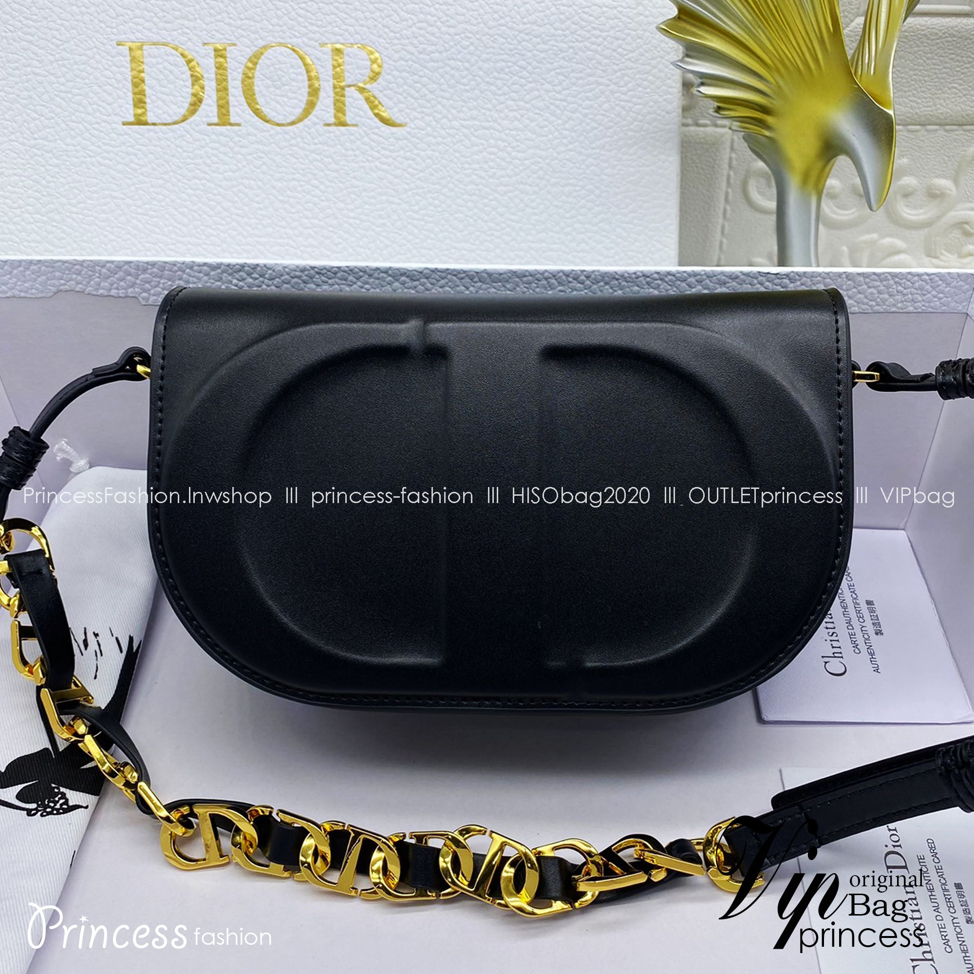 DIOR CD Signature Bag with Strap / CD OVAL CAMERA BAG / Dior Camera Bag ดีไซส์ใหม่ล่าสุด บ่งบอกถึงความหรู แต่ใช้งานได้โอกาส ใช้ได้ทั้งชายหญิง กระเป๋าสะพายทรงกล้อง ขนาดกะทัดรัด ไซส์สะพายคล่องตัว สีผู้ดีมากๆ