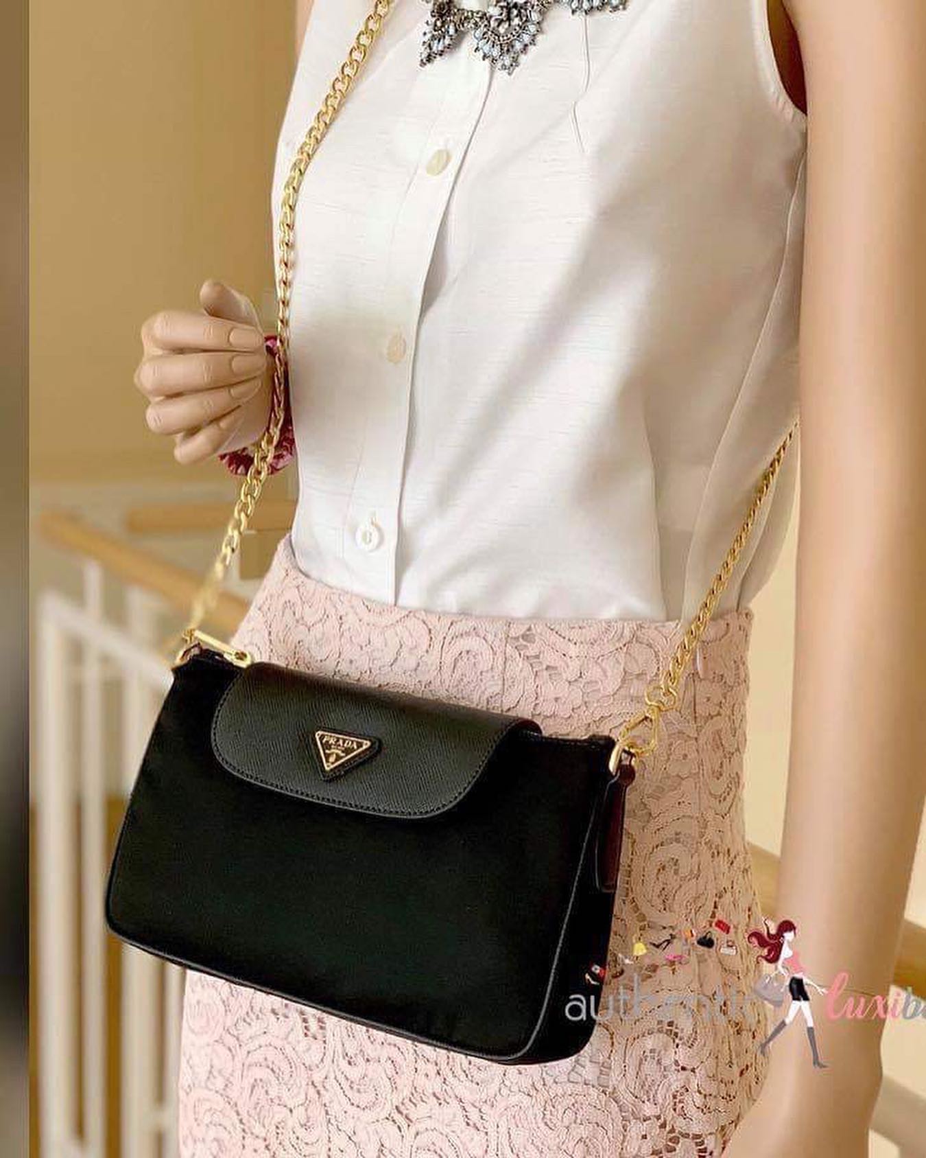 PRADA Tessuto Nylon Convertible Clutch Sling Bag / PRADA nylon crossbody bag เกรดใช้สลับใบจริง หนังแท้ ออริจินอล ใช้งานต่างประเทศได้ รุ่นในตำนานจริงๆ ค่ะ ณ ปัจจุบันยังสวยอยู่ และยังเป็นรุ่นนี้ลูกค้าเรียกร้องตลอดจริงๆ อะไหล่ โซ่เงาสวย